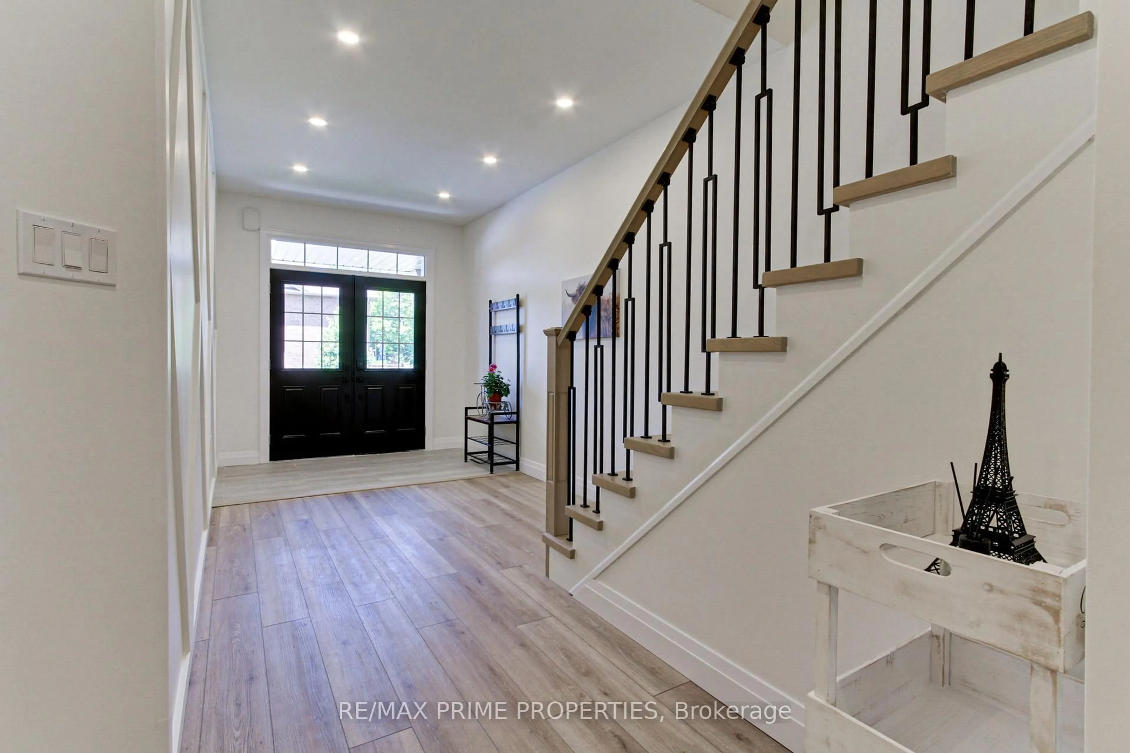 Indoor entryway for 39 Scotia Rd, Georgina Ontario L0E 1R0