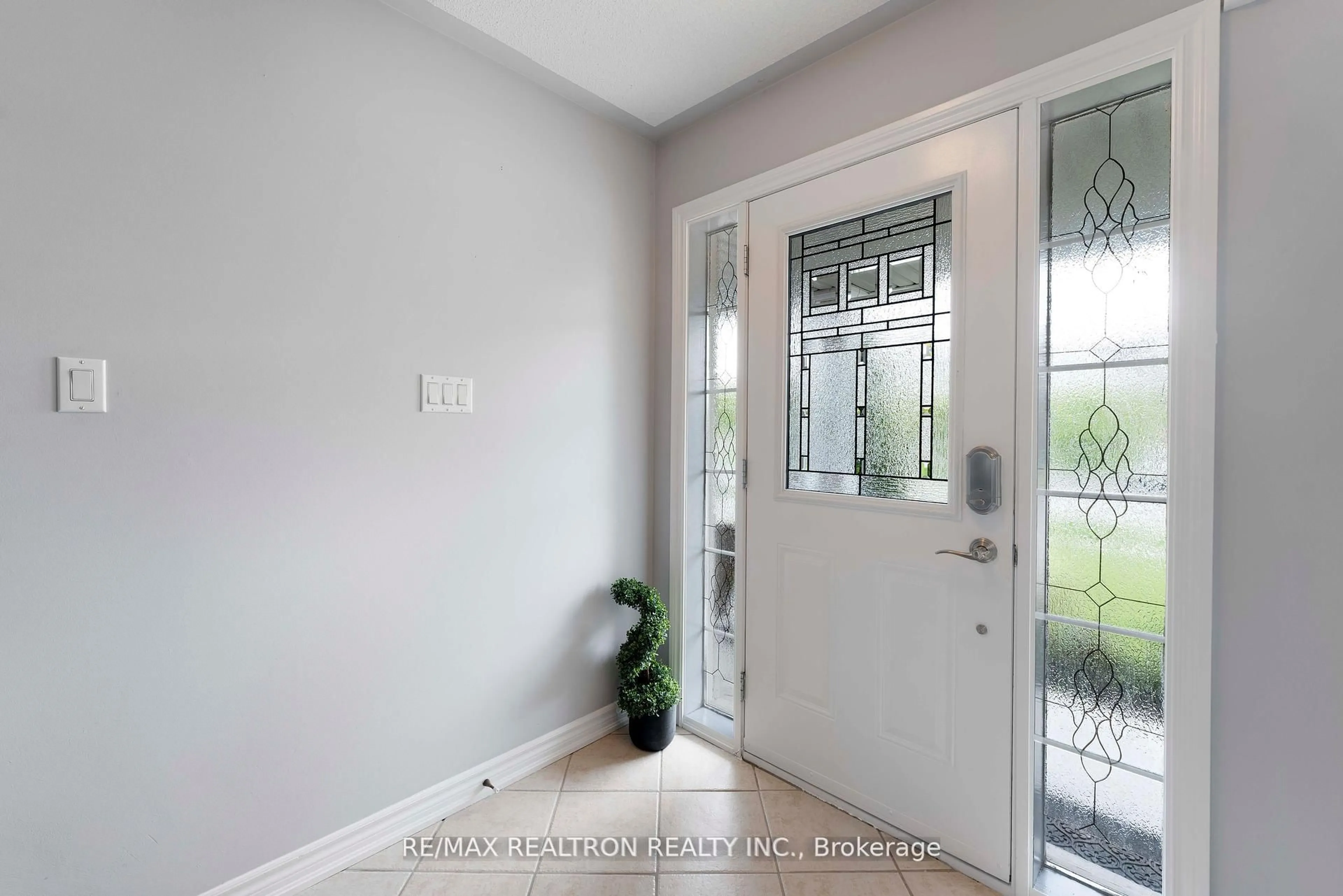 Indoor entryway for 161 Hammill Hts, East Gwillimbury Ontario L0G 1M0