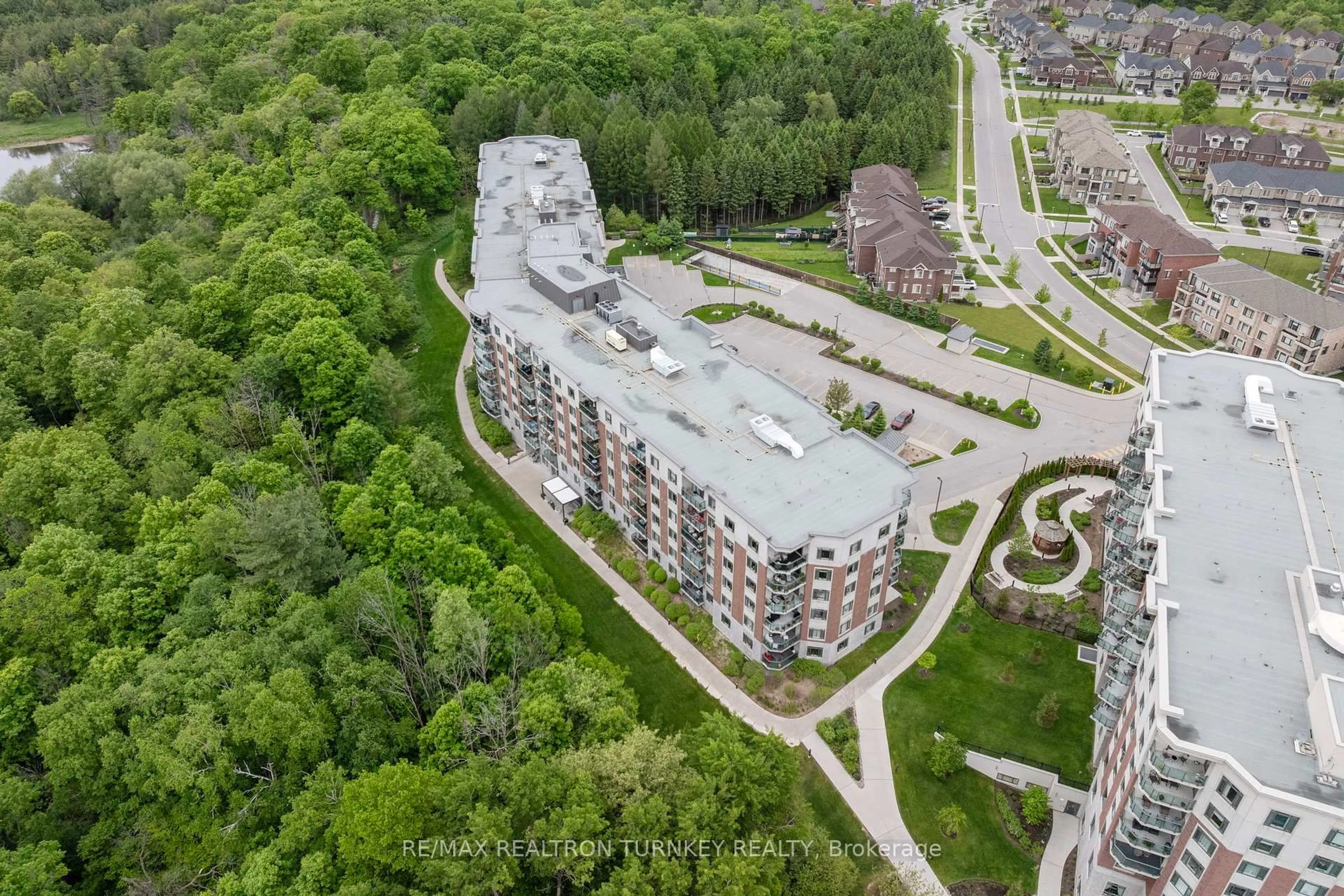 A pic from outside/outdoor area/front of a property/back of a property/a pic from drone, unknown for 420 William Graham Dr #221, Aurora Ontario L4G 1X4