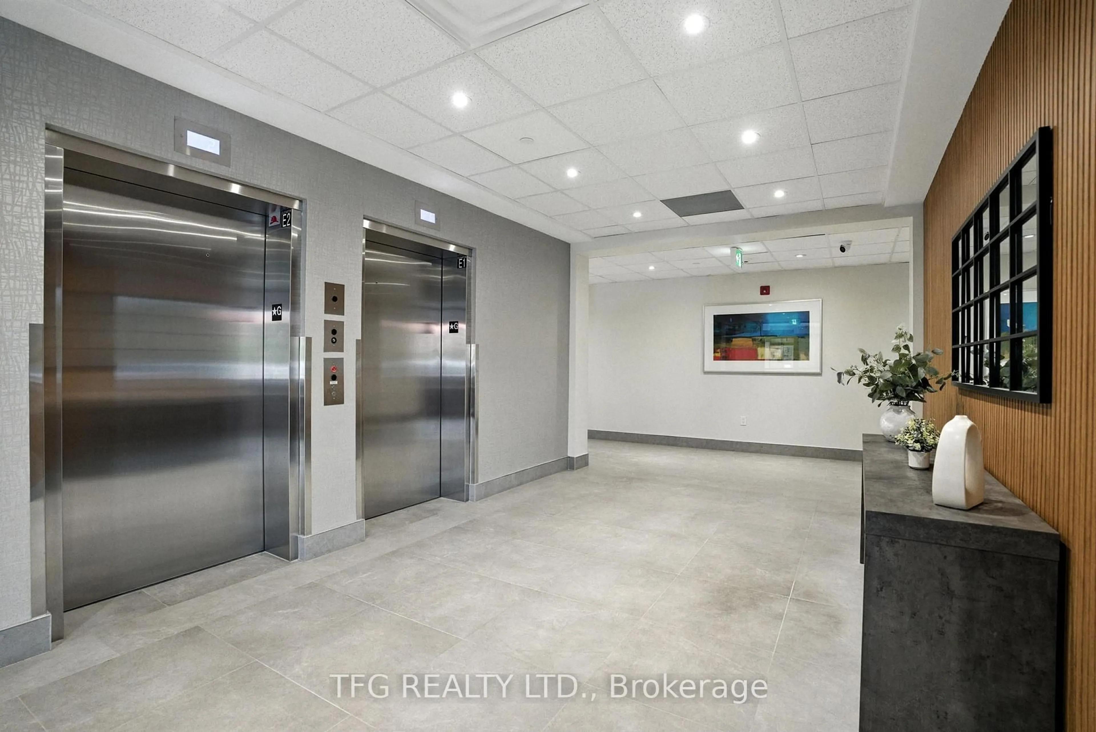 Indoor foyer for 5917 Main St #412, Whitchurch-Stouffville Ontario L4A 5G4
