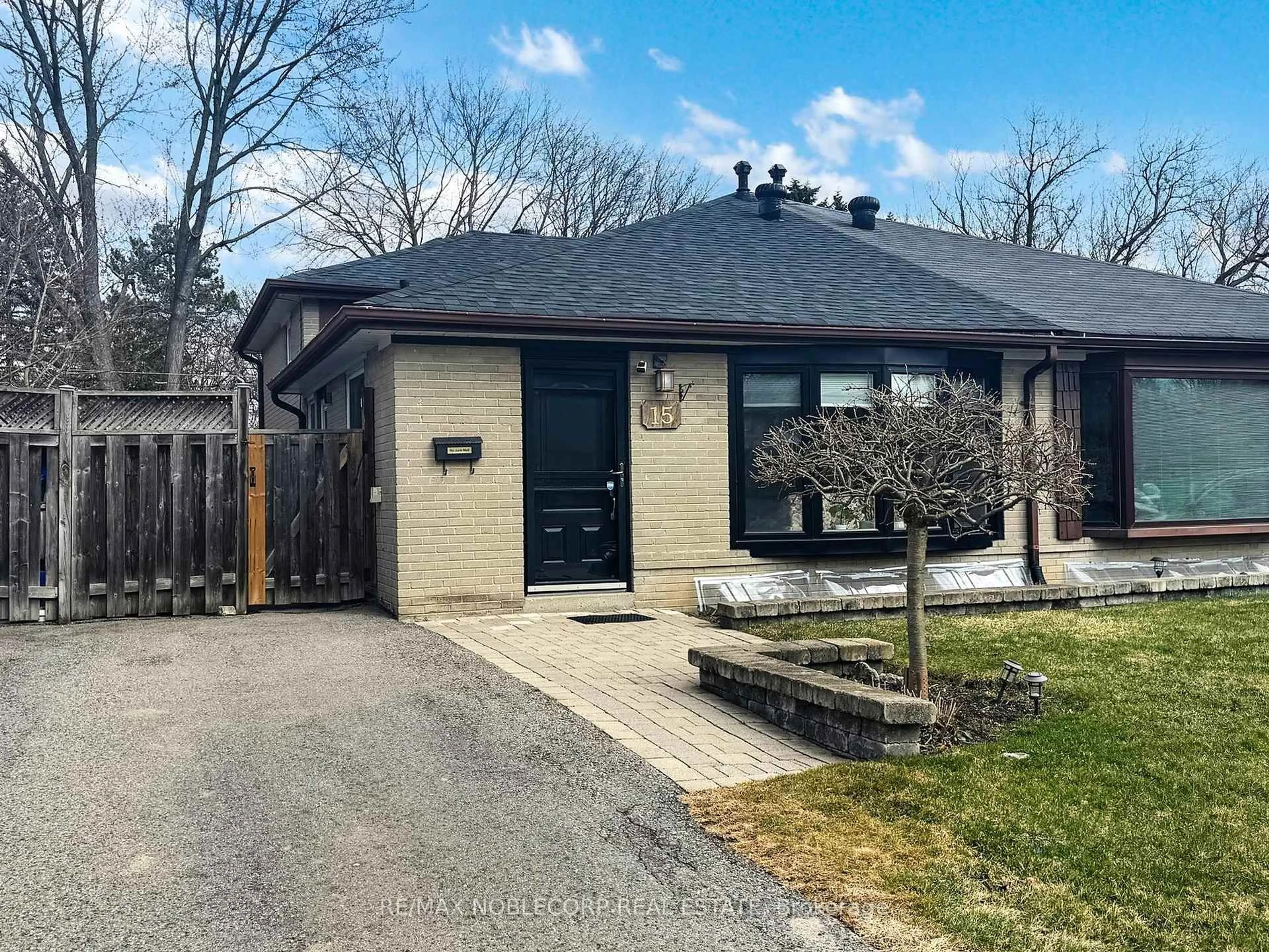 Unknown for 15 Foreht Cres, Aurora Ontario L4G 3E7