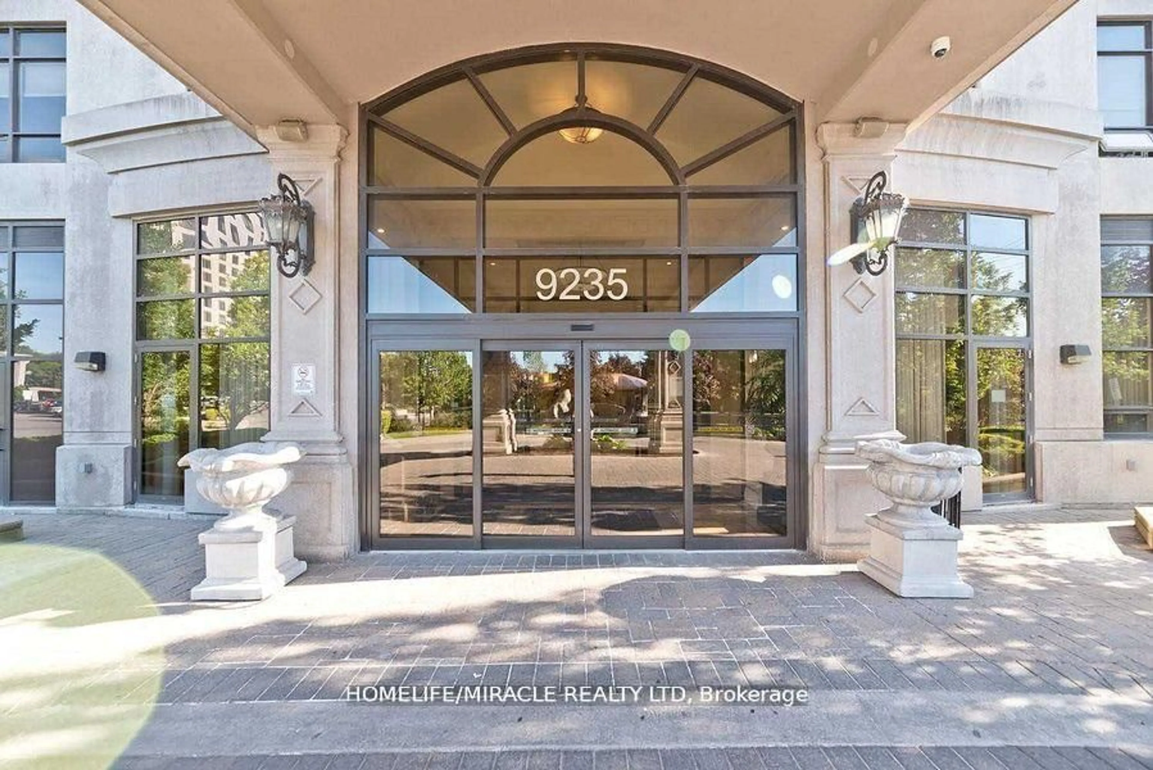 Indoor foyer for 9235 Jane St #412, Vaughan Ontario L6A 0J8