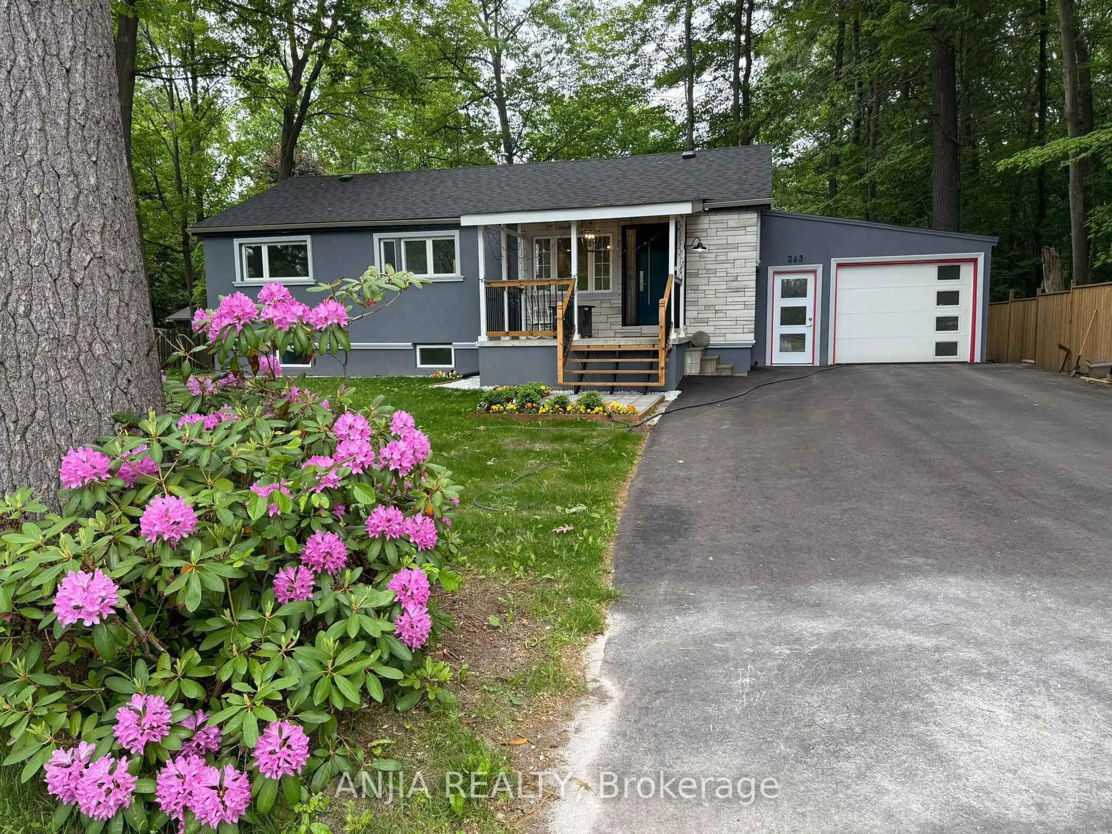 Home with vinyl exterior material, street for 263 Queensville Sdrd, East Gwillimbury Ontario L9N 1A8