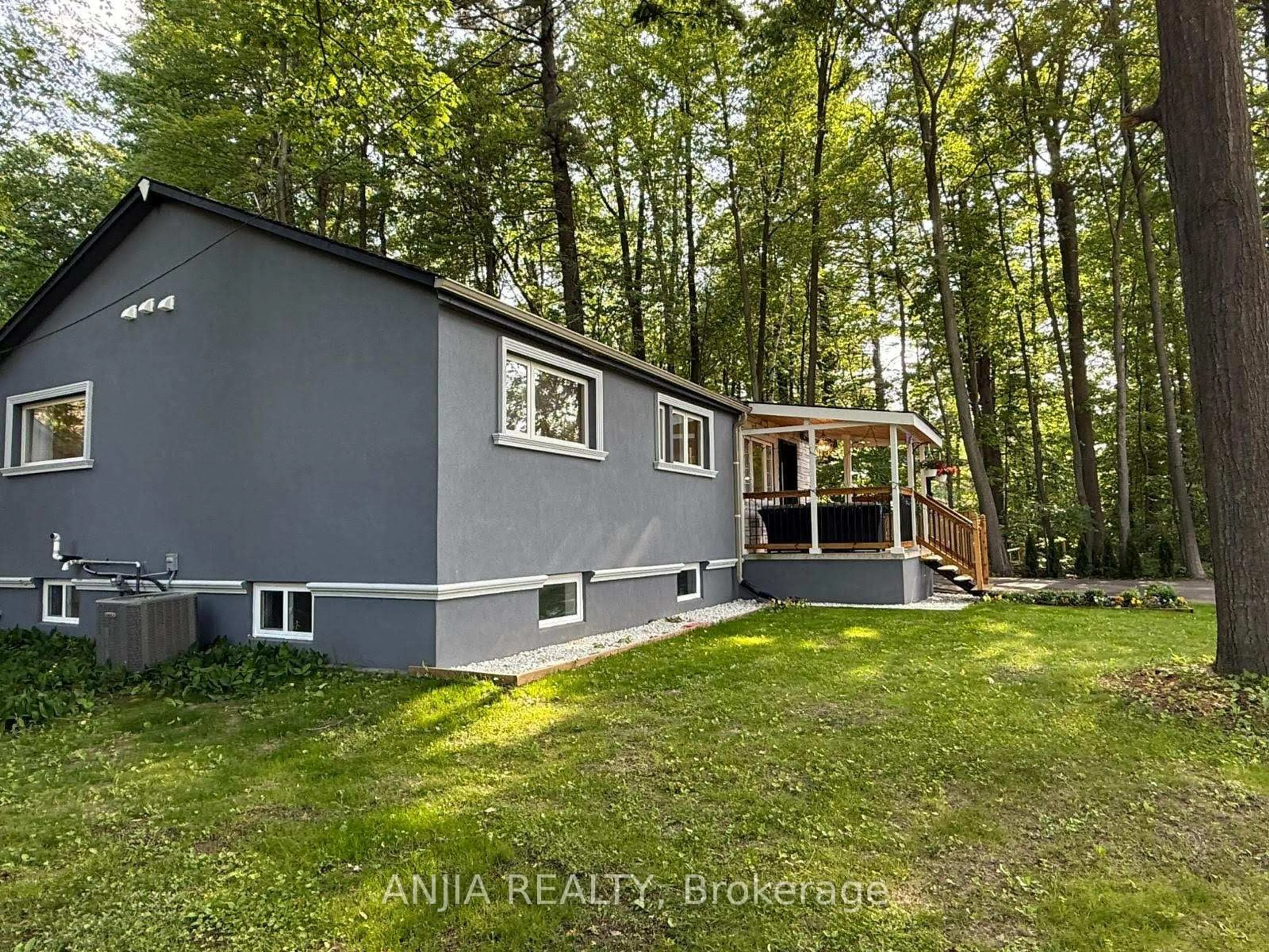 Home with vinyl exterior material, forest/trees view for 263 Queensville Sdrd, East Gwillimbury Ontario L9N 1A8