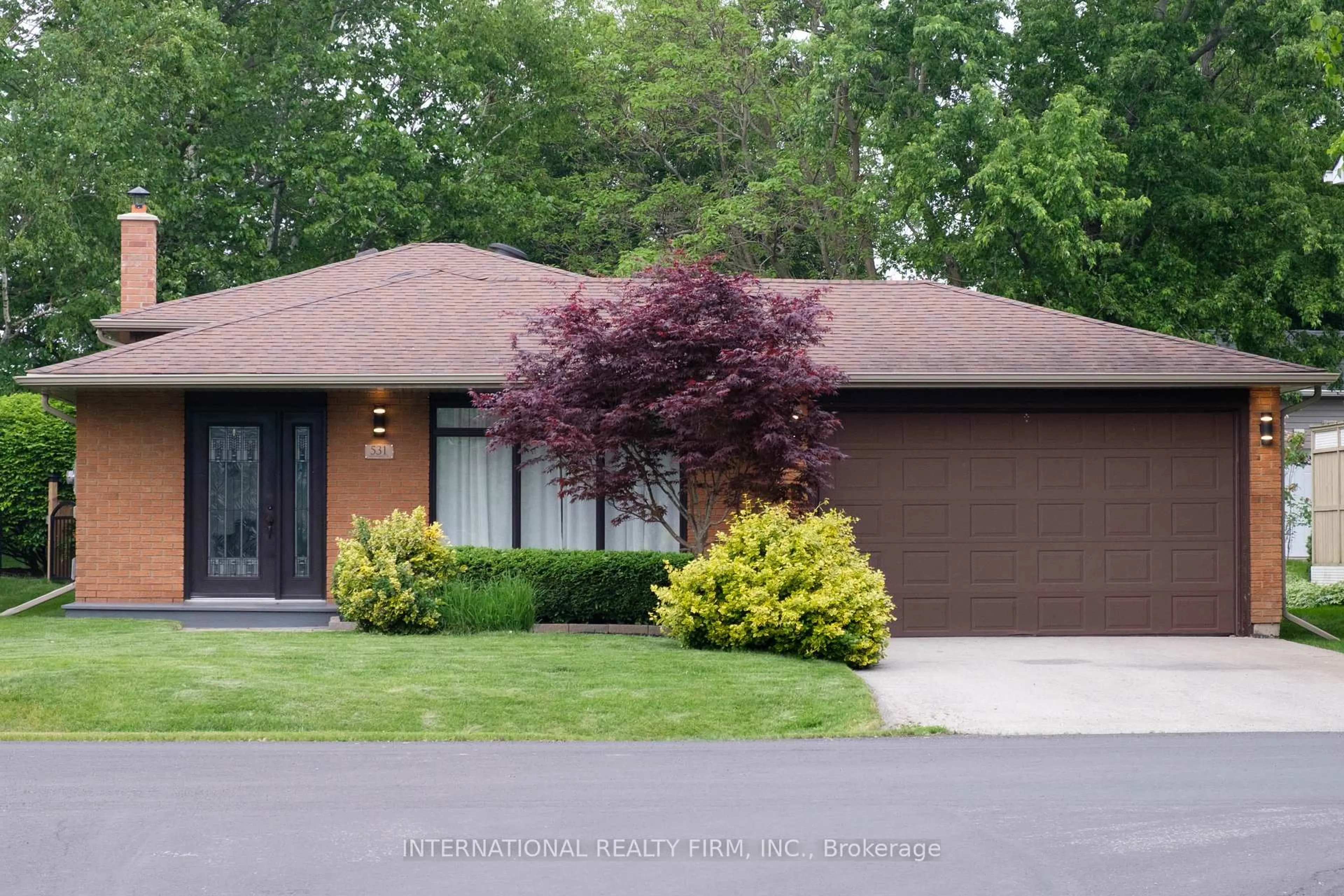 Home with vinyl exterior material, street for 531 Newmarket St, East Gwillimbury Ontario L9N 1K7