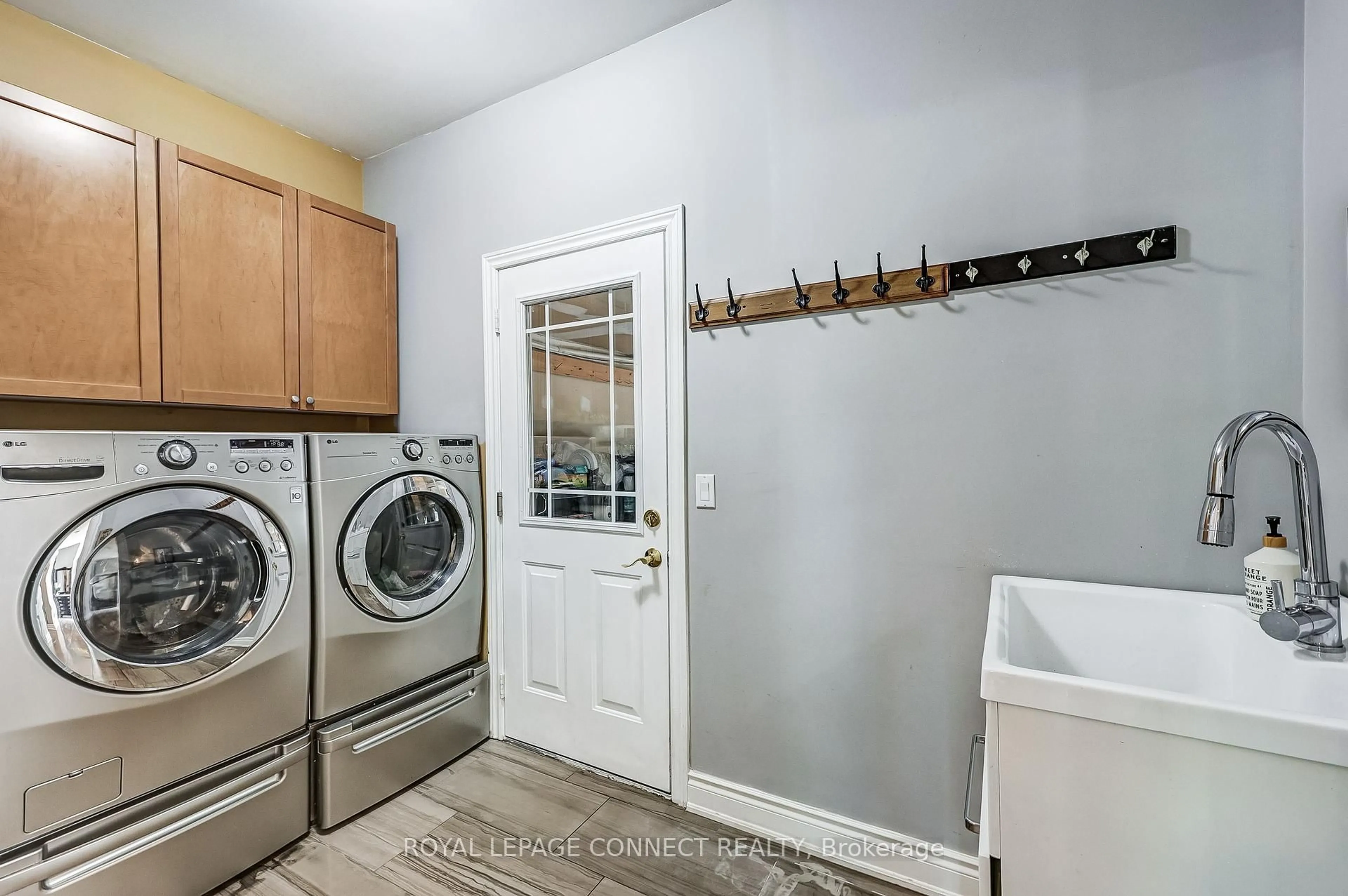 Laundry room for 27 Inverhuron St, Richmond Hill Ontario L4E 4H2