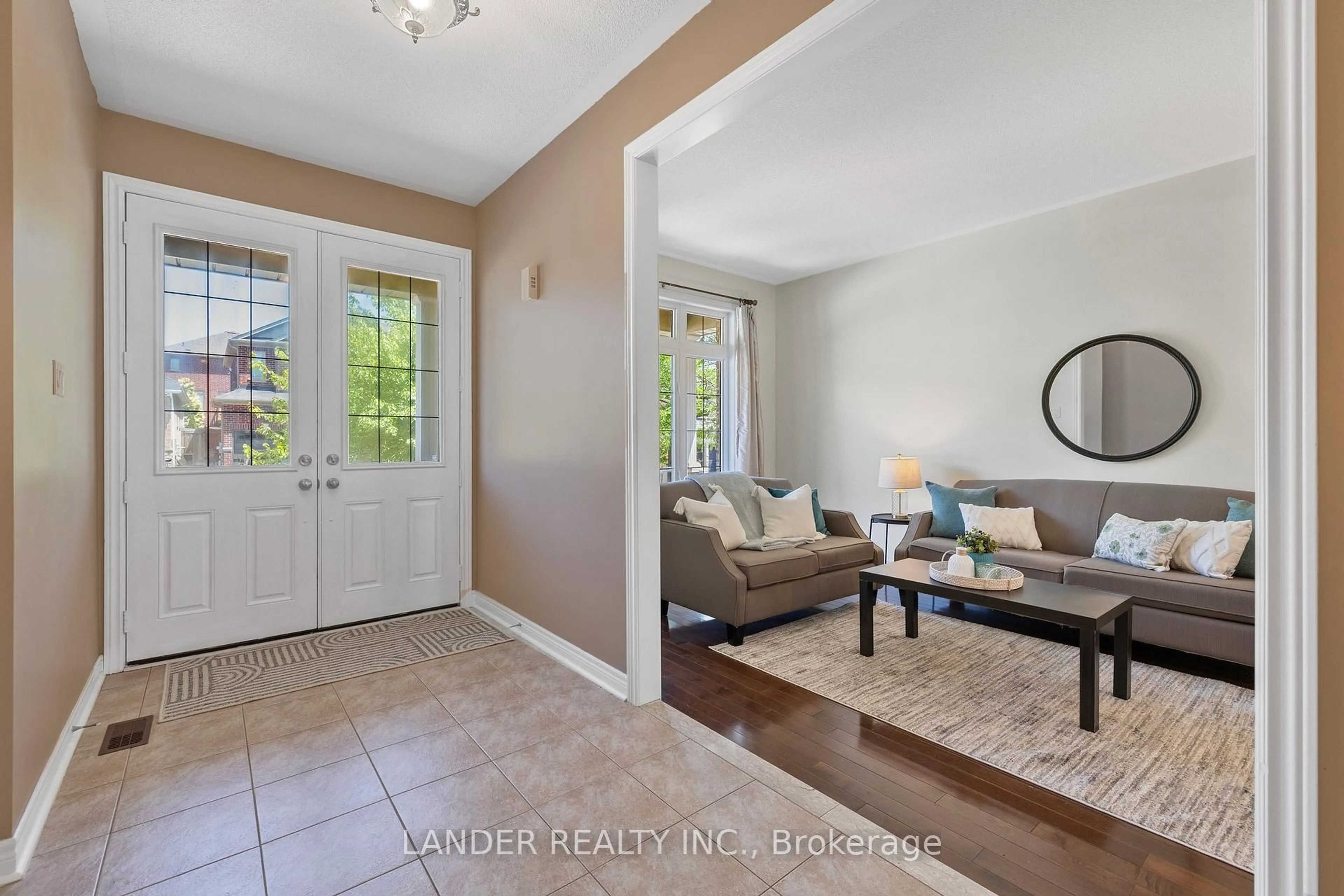 Indoor entryway for 433 Kwapis Blvd, Newmarket Ontario L3X 3K4