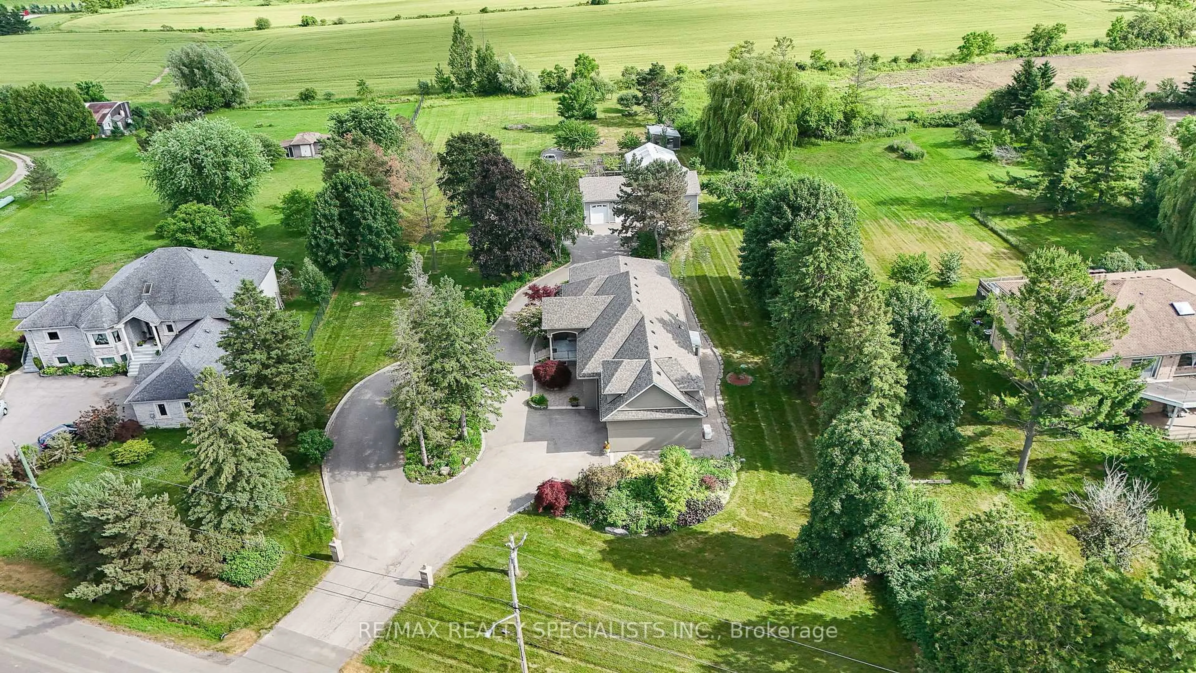 A pic from outside/outdoor area/front of a property/back of a property/a pic from drone, unknown for 51 Diana Dr, King Ontario L0G 1N0
