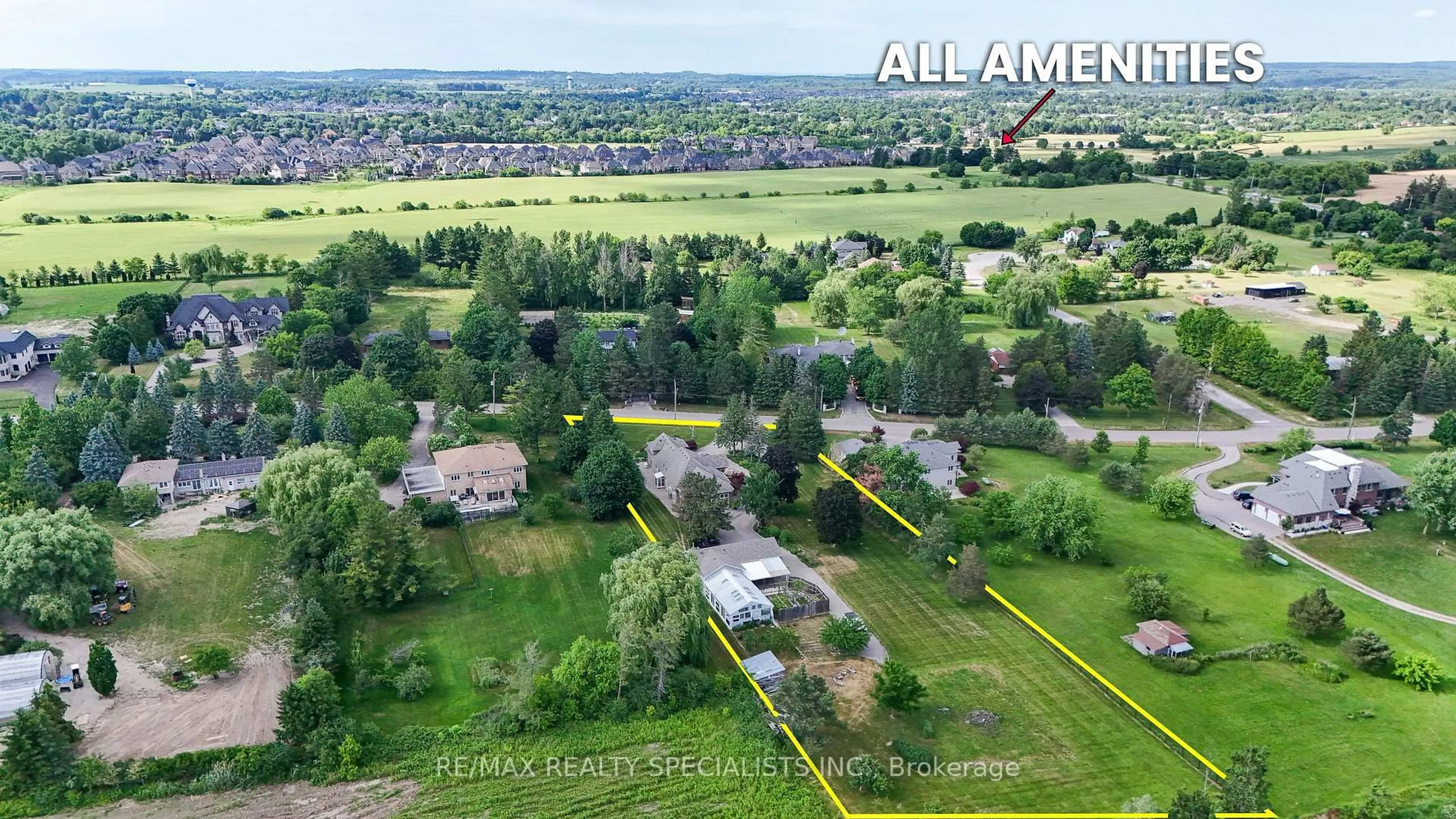 A pic from outside/outdoor area/front of a property/back of a property/a pic from drone, unknown for 51 Diana Dr, King Ontario L0G 1N0