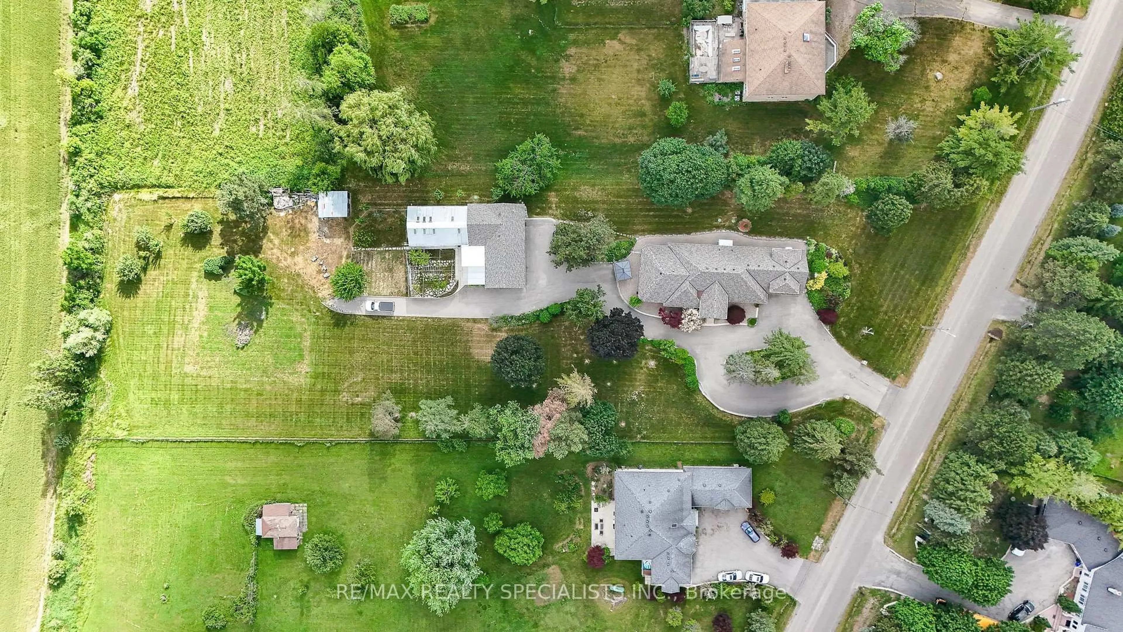 A pic from outside/outdoor area/front of a property/back of a property/a pic from drone, street for 51 Diana Dr, King Ontario L0G 1N0