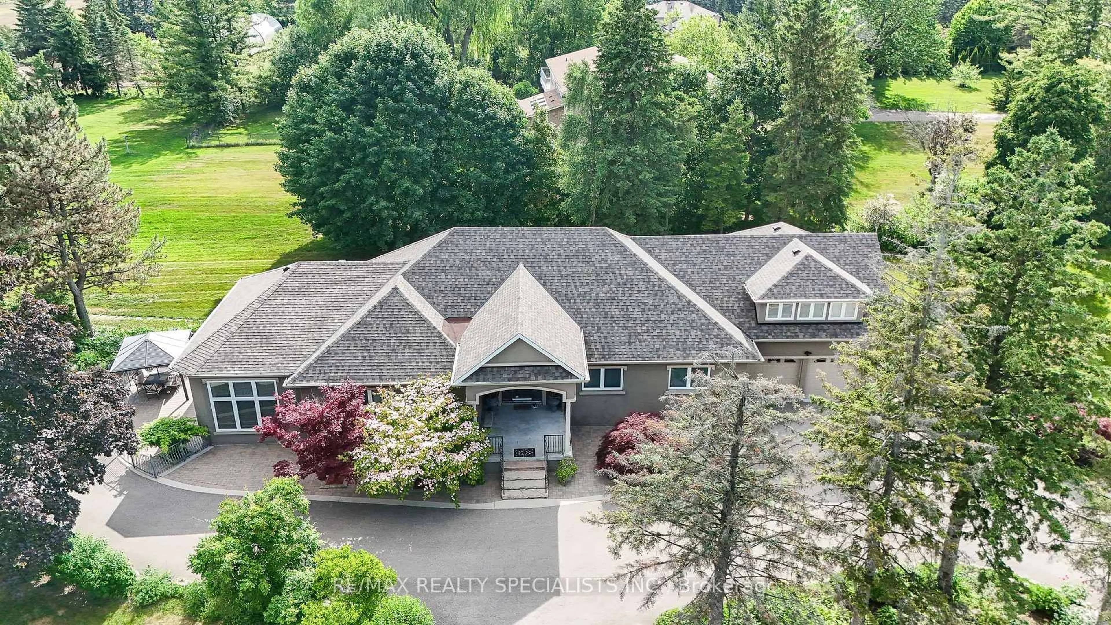 A pic from outside/outdoor area/front of a property/back of a property/a pic from drone, unknown for 51 Diana Dr, King Ontario L0G 1N0