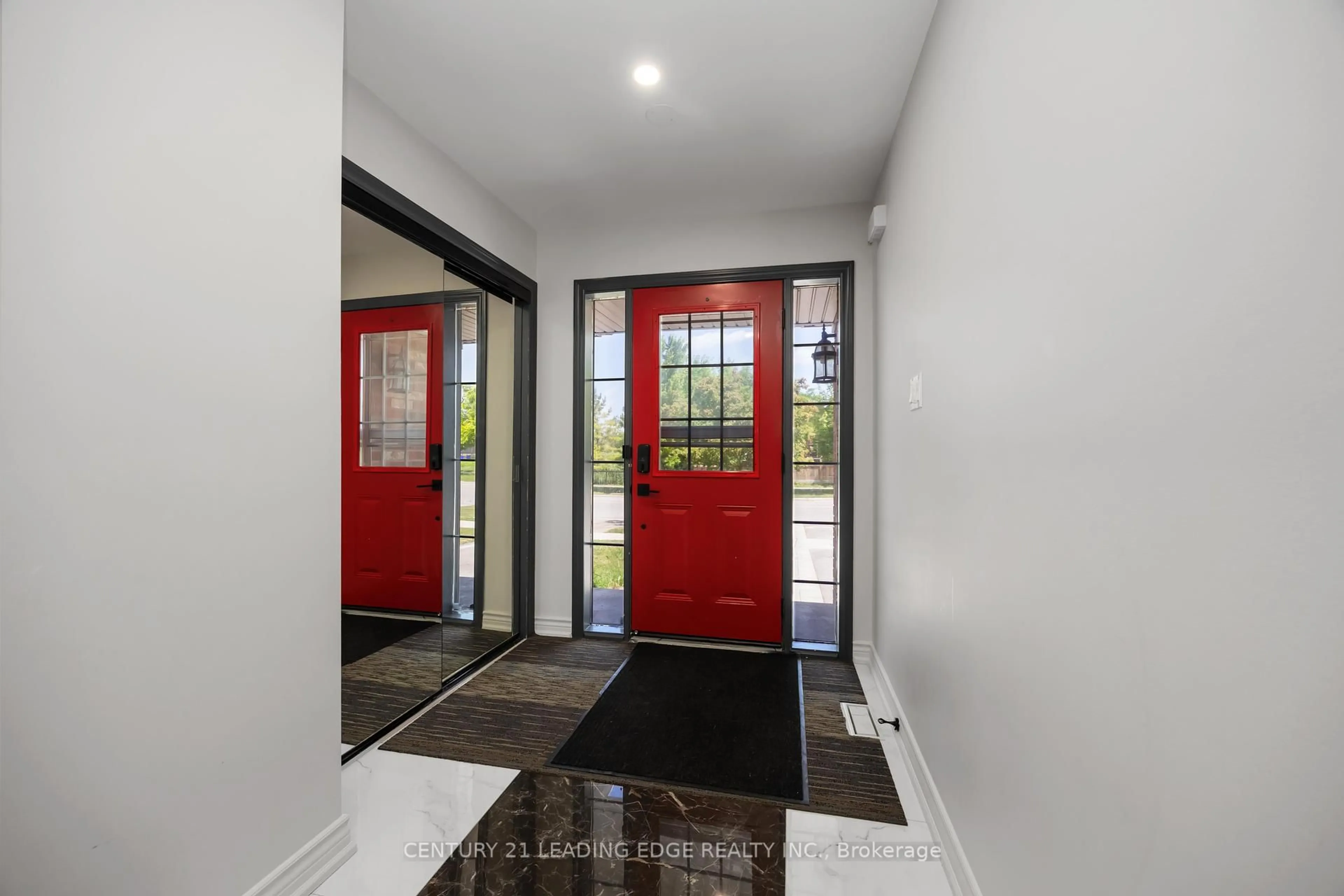 Indoor entryway for 409 King St, East Gwillimbury Ontario L0G 1M0
