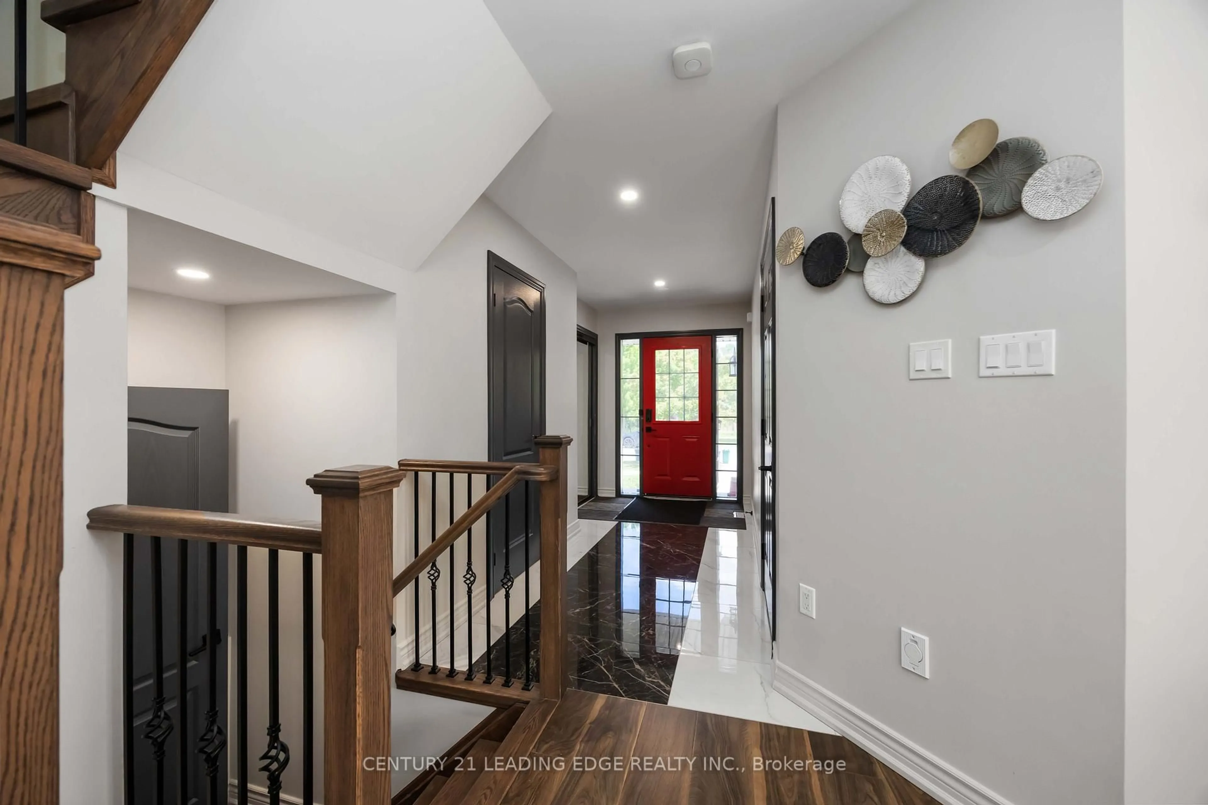 Indoor entryway for 409 King St, East Gwillimbury Ontario L0G 1M0