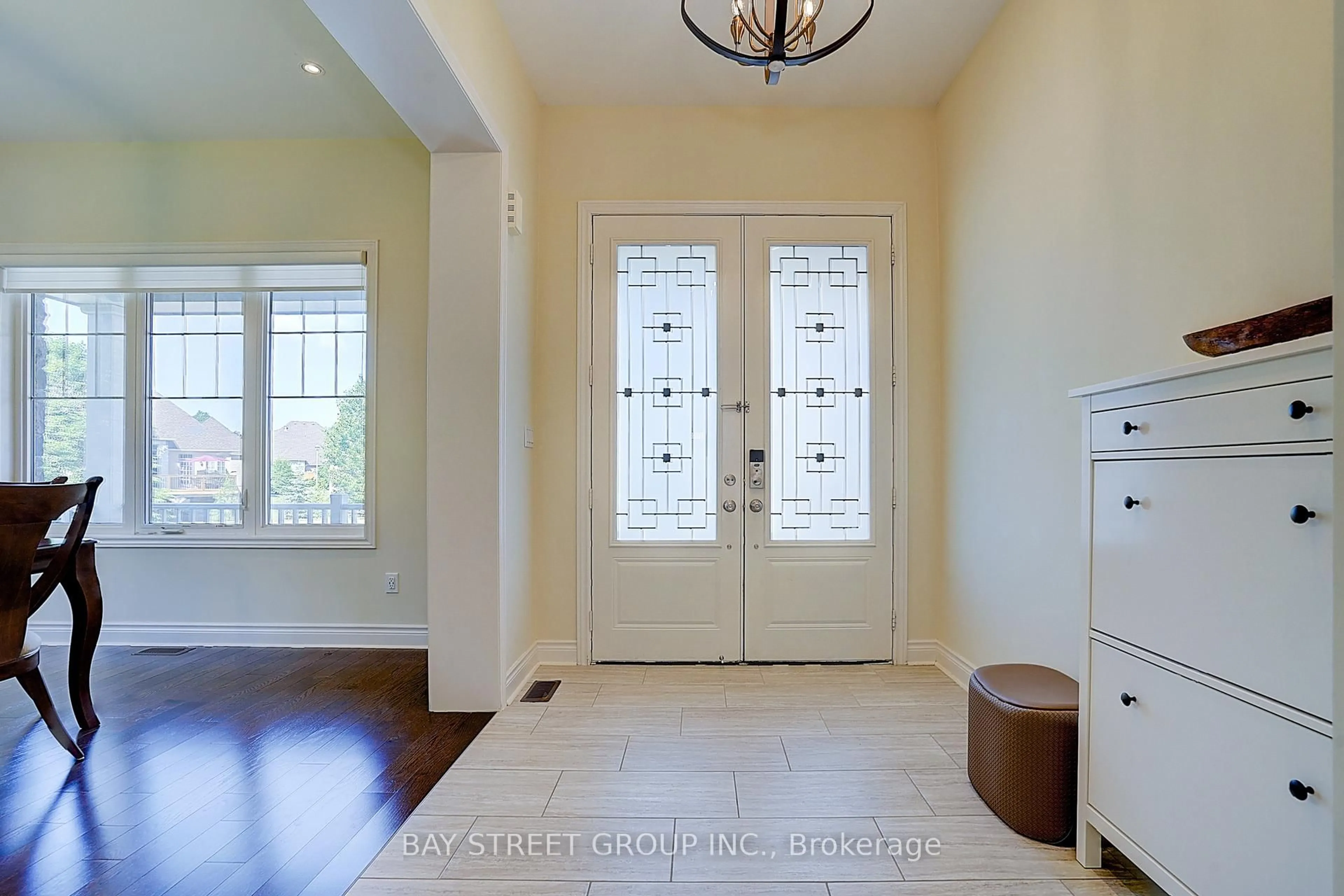 Indoor entryway for 96 Match Point Crt, Aurora Ontario L4G 3J1