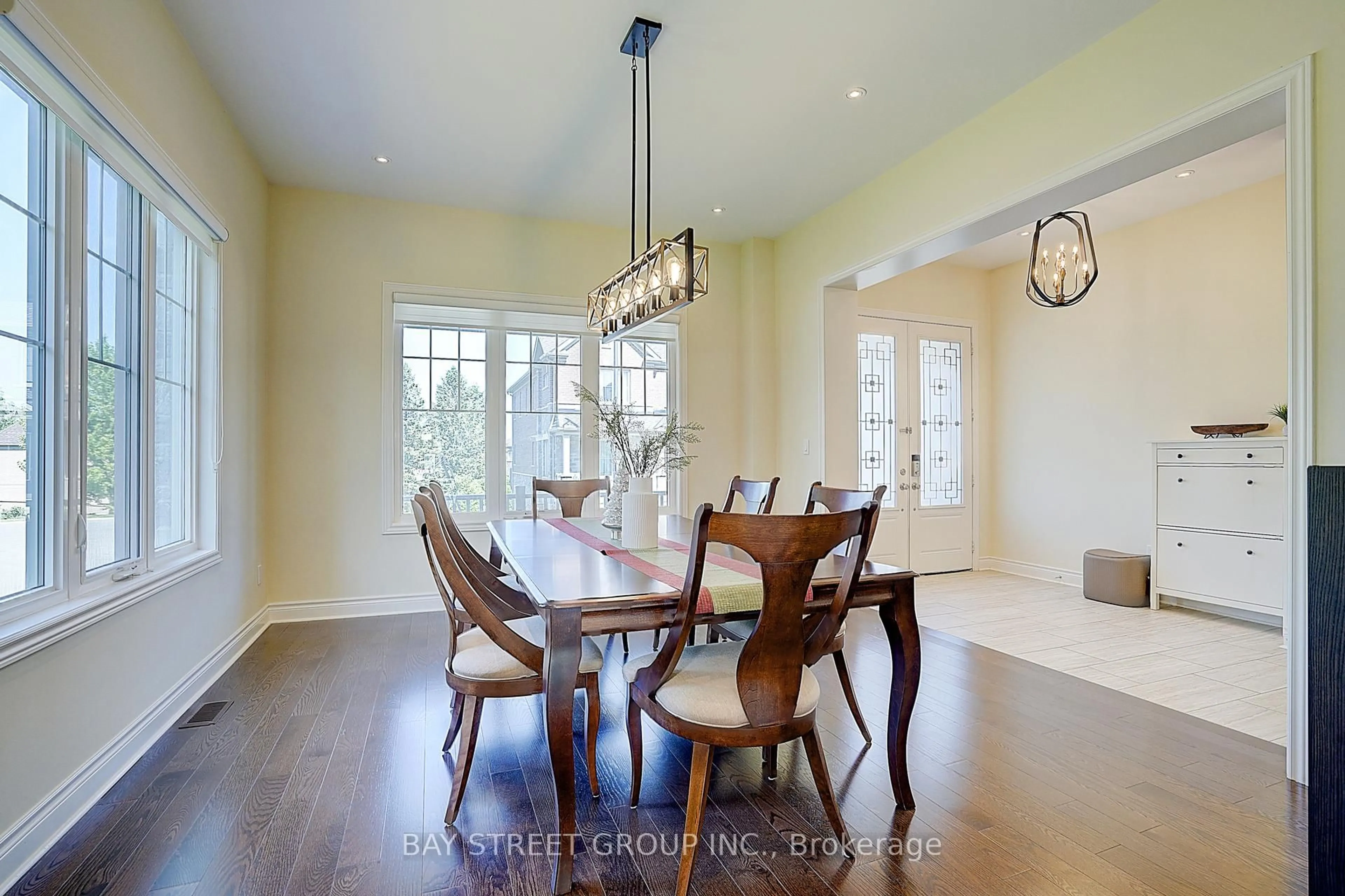 Dining room, wood/laminate floor for 96 Match Point Crt, Aurora Ontario L4G 3J1
