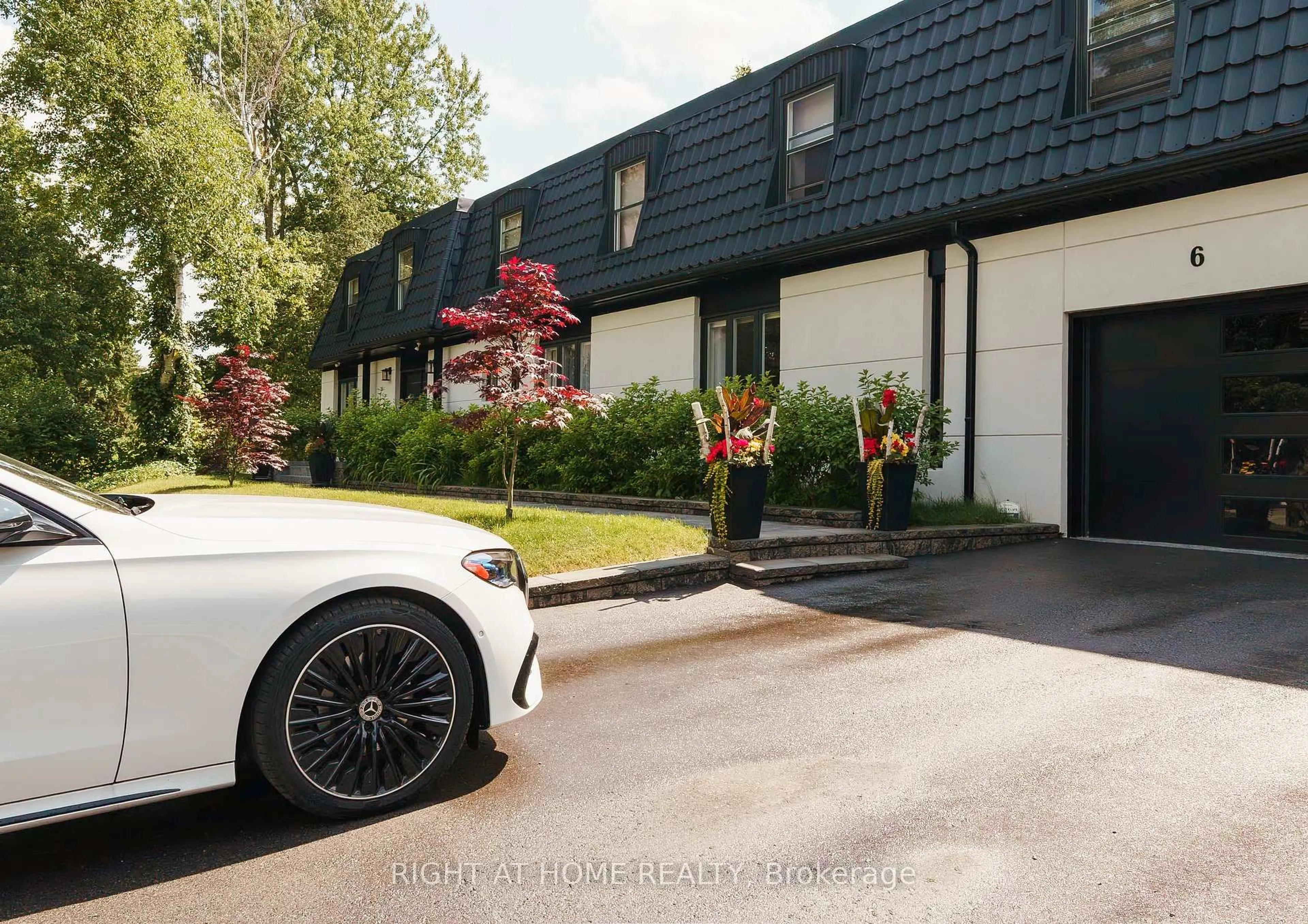 Indoor garage for 6 Ladyslipper Crt, Markham Ontario L3T 2S4