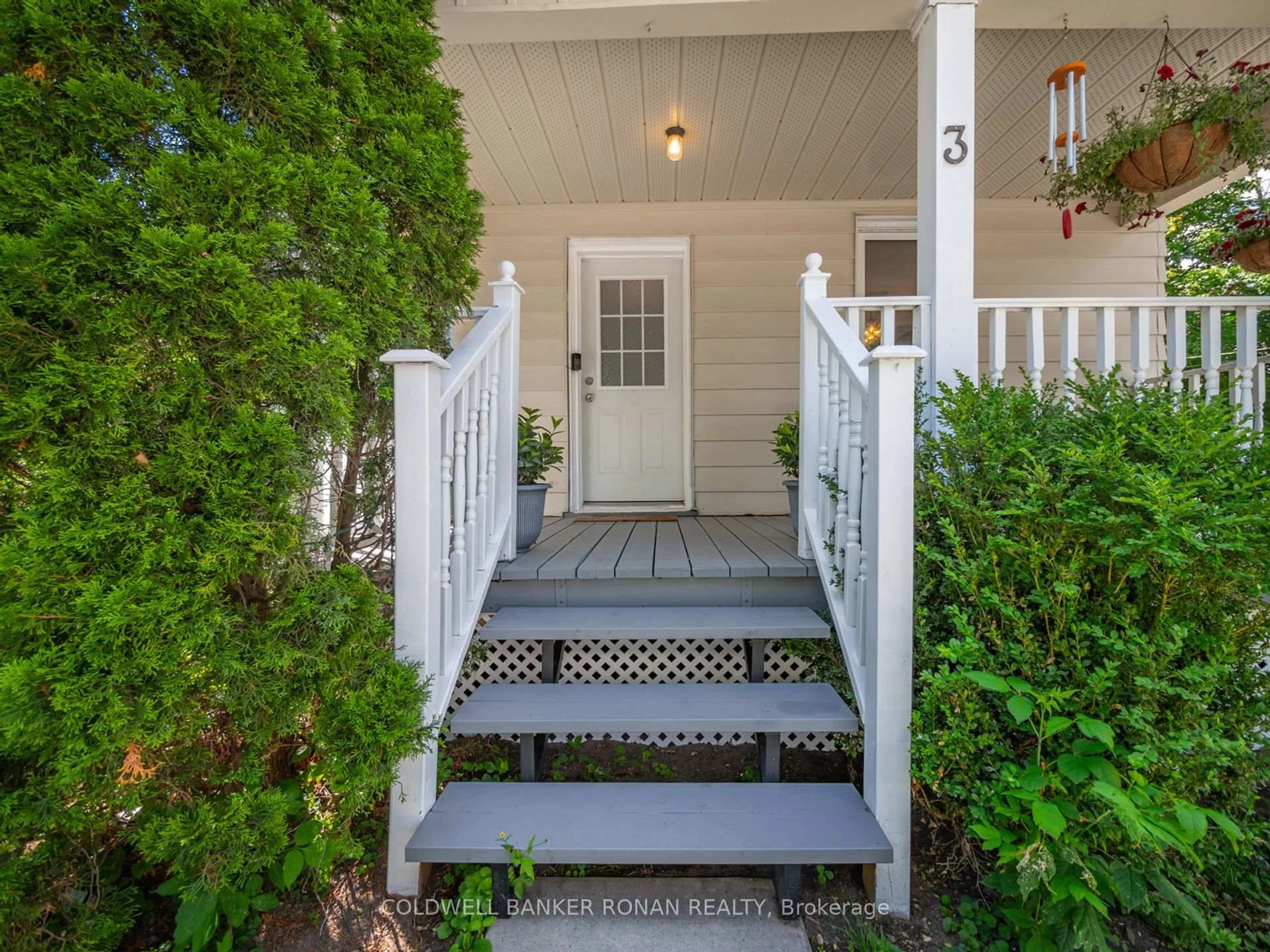 Indoor entryway for 3 John Dr, Innisfil Ontario L0L 1L0