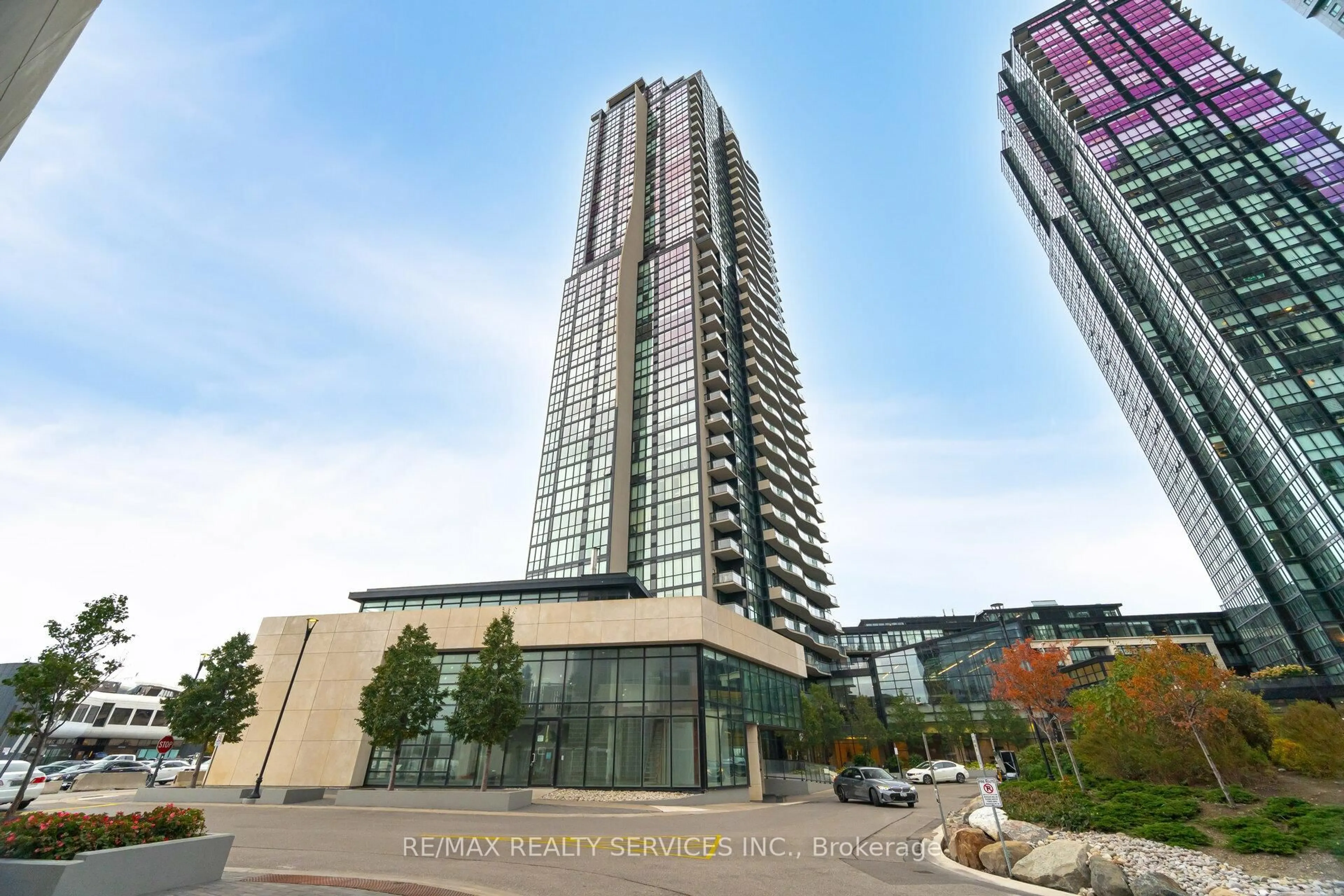 Indoor foyer for 2900 Highway 7 Rd #3207, Vaughan Ontario L4K 0G3