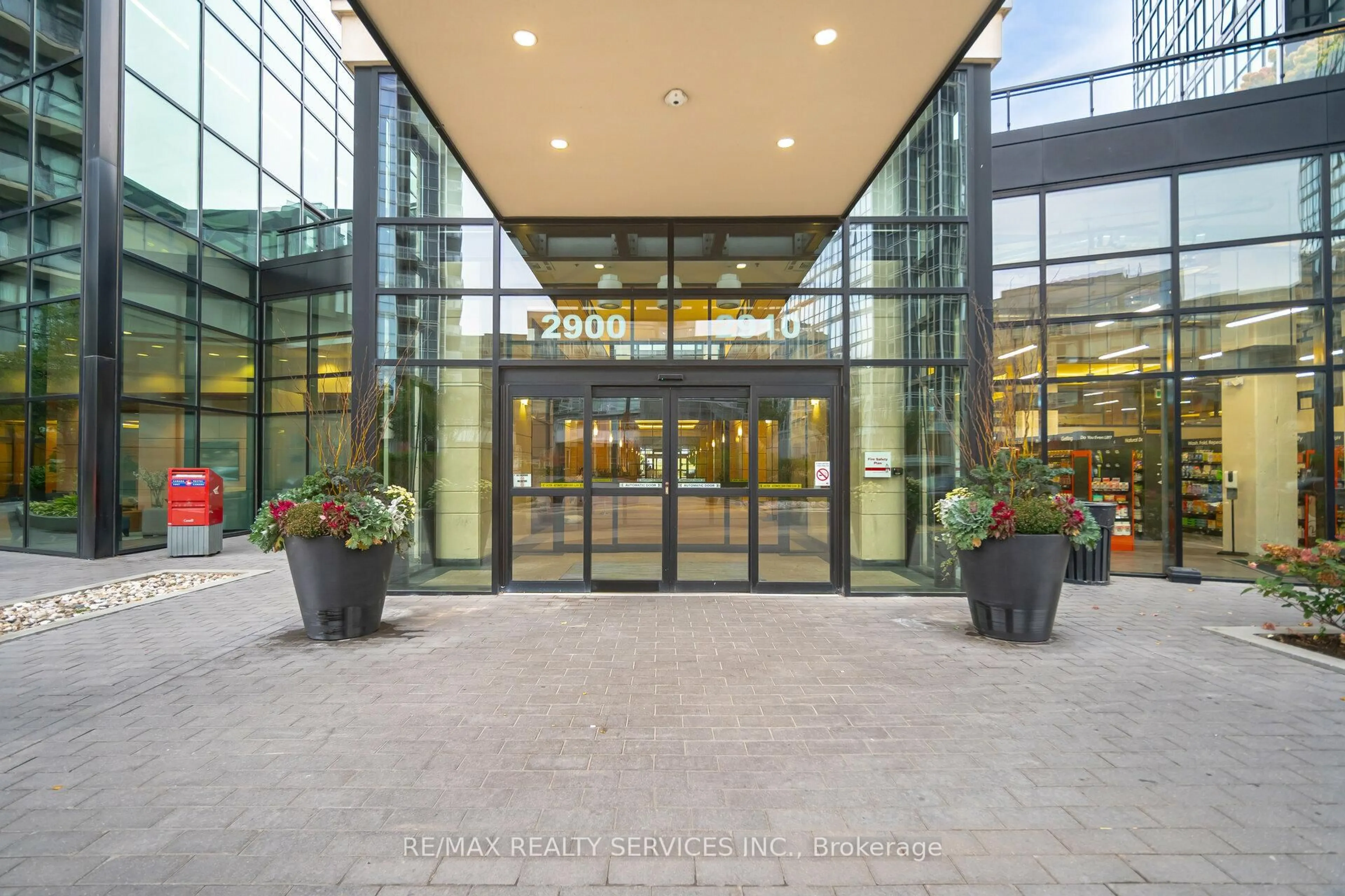 Indoor foyer for 2900 Highway 7 Rd #3207, Vaughan Ontario L4K 0G3