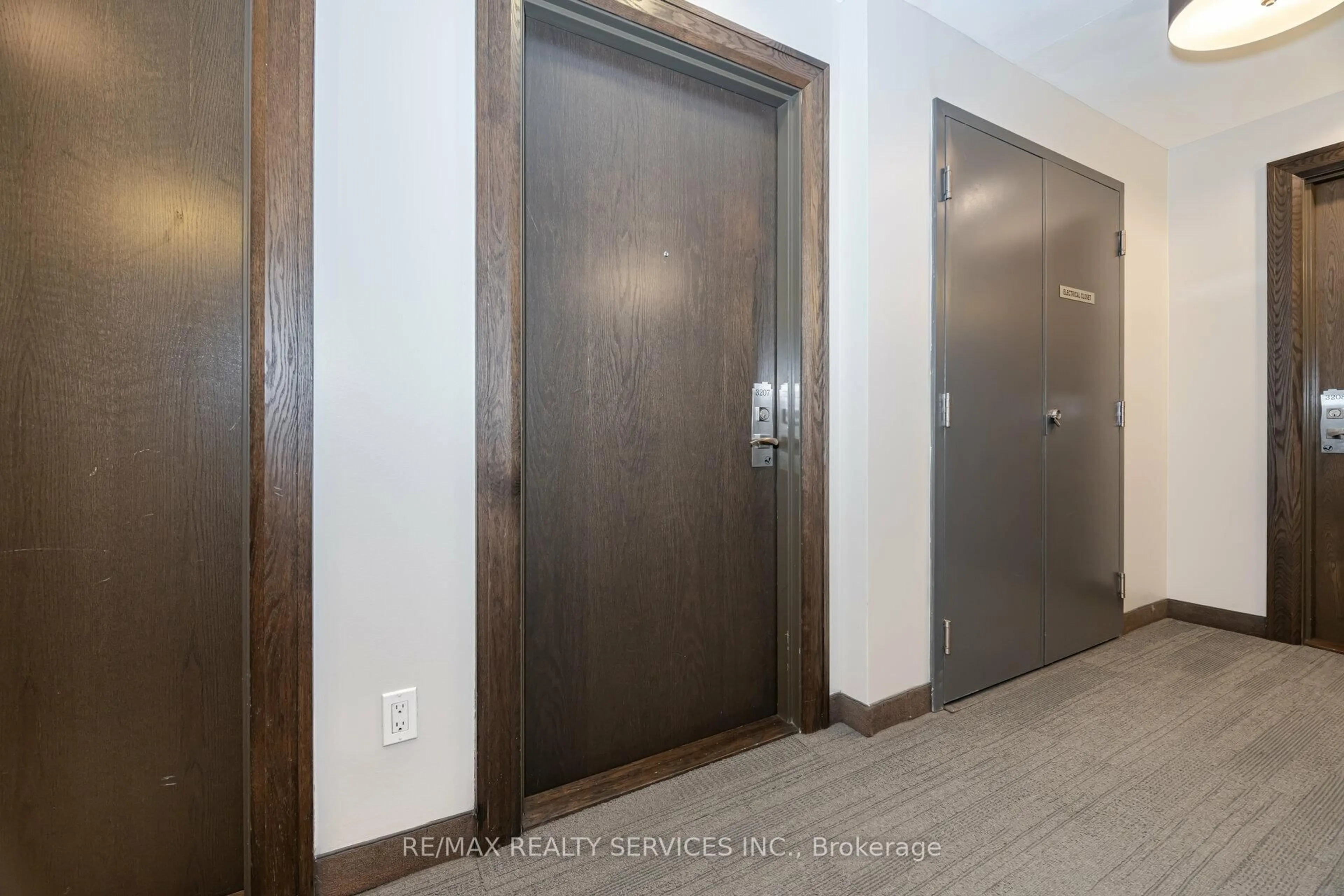 Indoor foyer for 2900 Highway 7 Rd #3207, Vaughan Ontario L4K 0G3