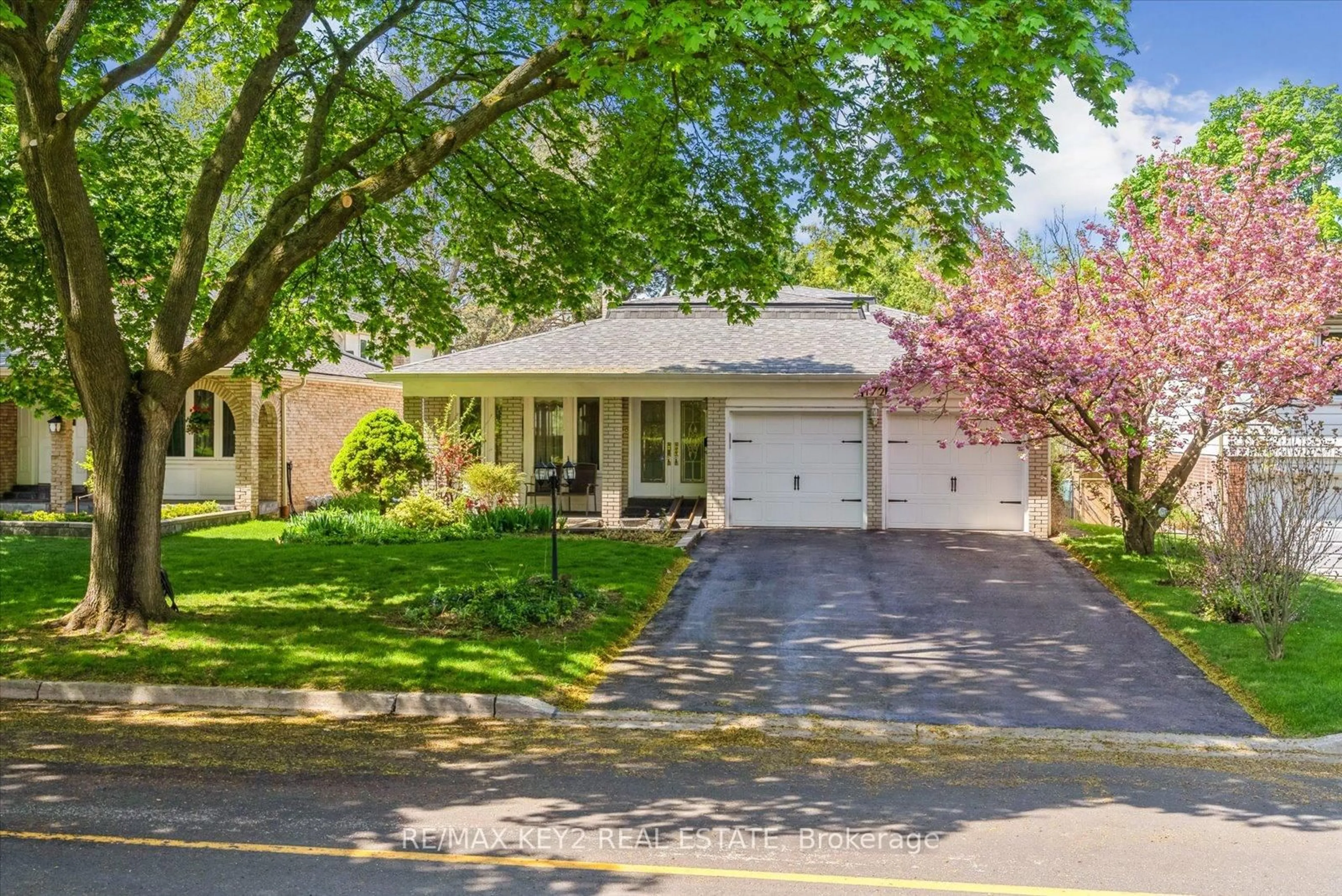 Home with vinyl exterior material, street for 172 Bayview Fairways Dr, Markham Ontario L3T 2Y8