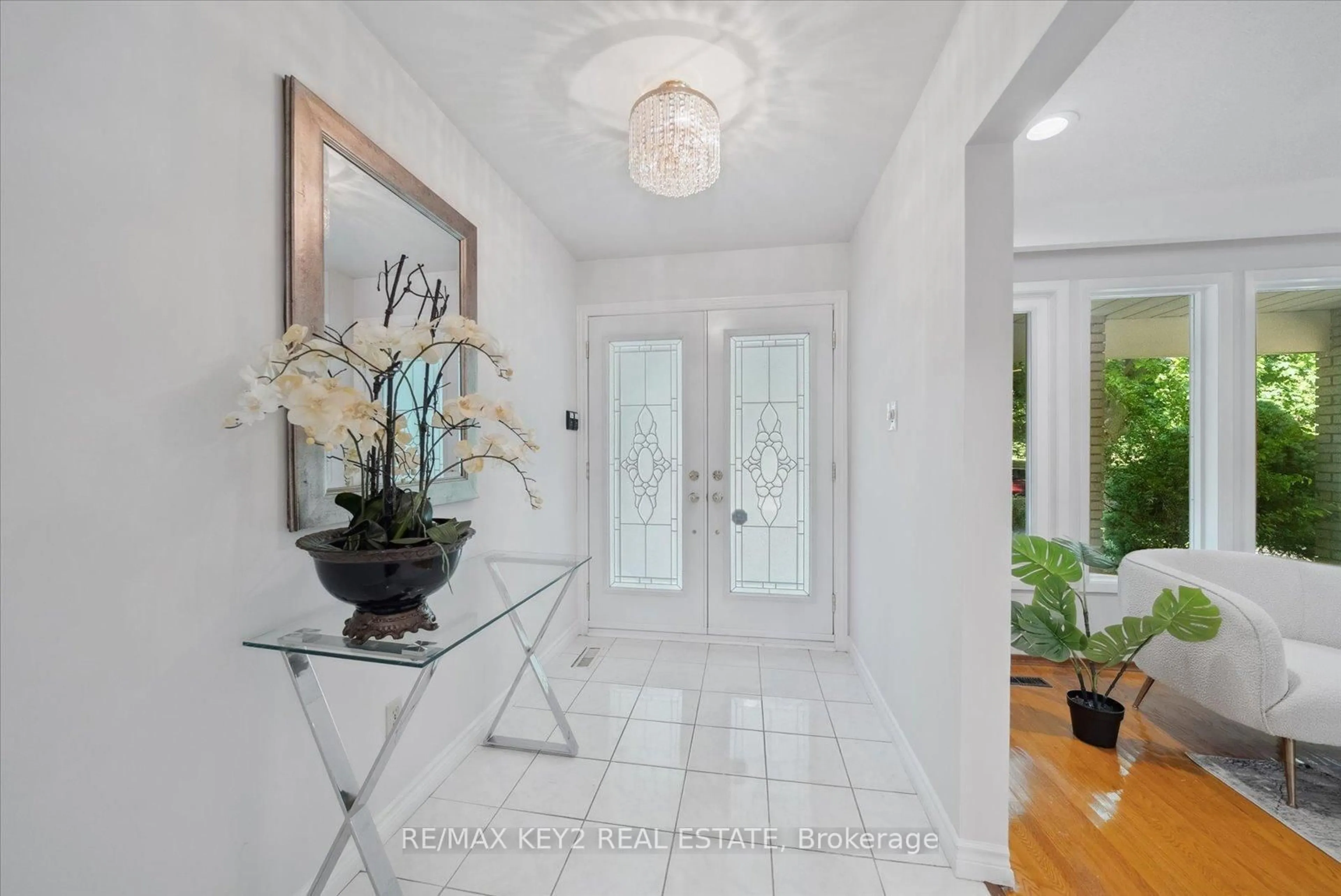 Indoor entryway for 172 Bayview Fairways Dr, Markham Ontario L3T 2Y8