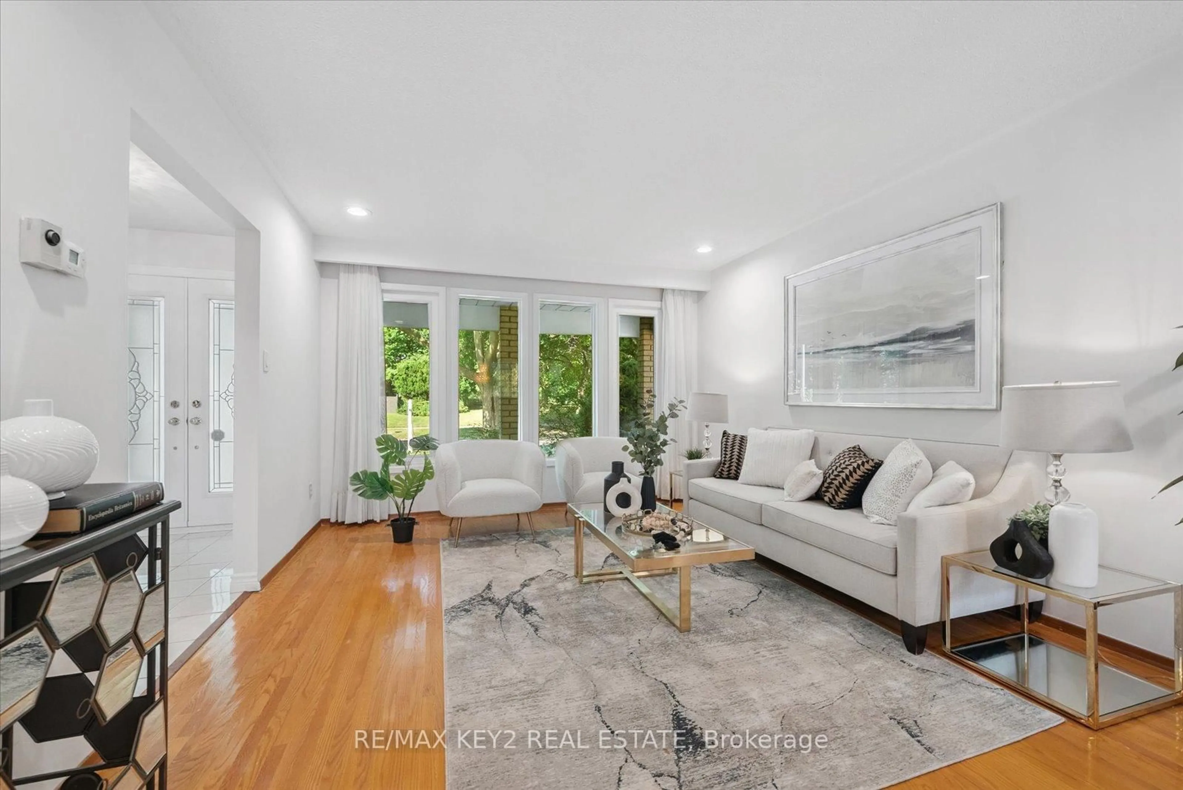 Living room with furniture, unknown for 172 Bayview Fairways Dr, Markham Ontario L3T 2Y8
