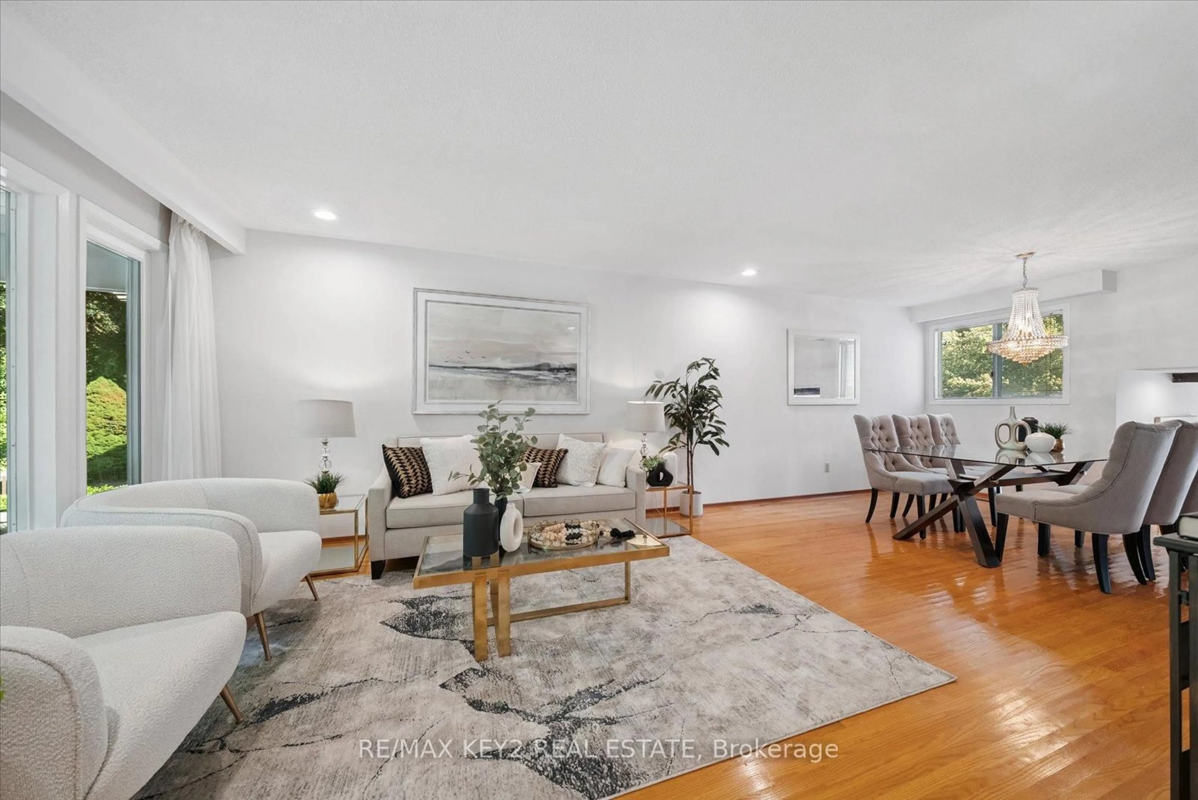 Living room with furniture, unknown for 172 Bayview Fairways Dr, Markham Ontario L3T 2Y8
