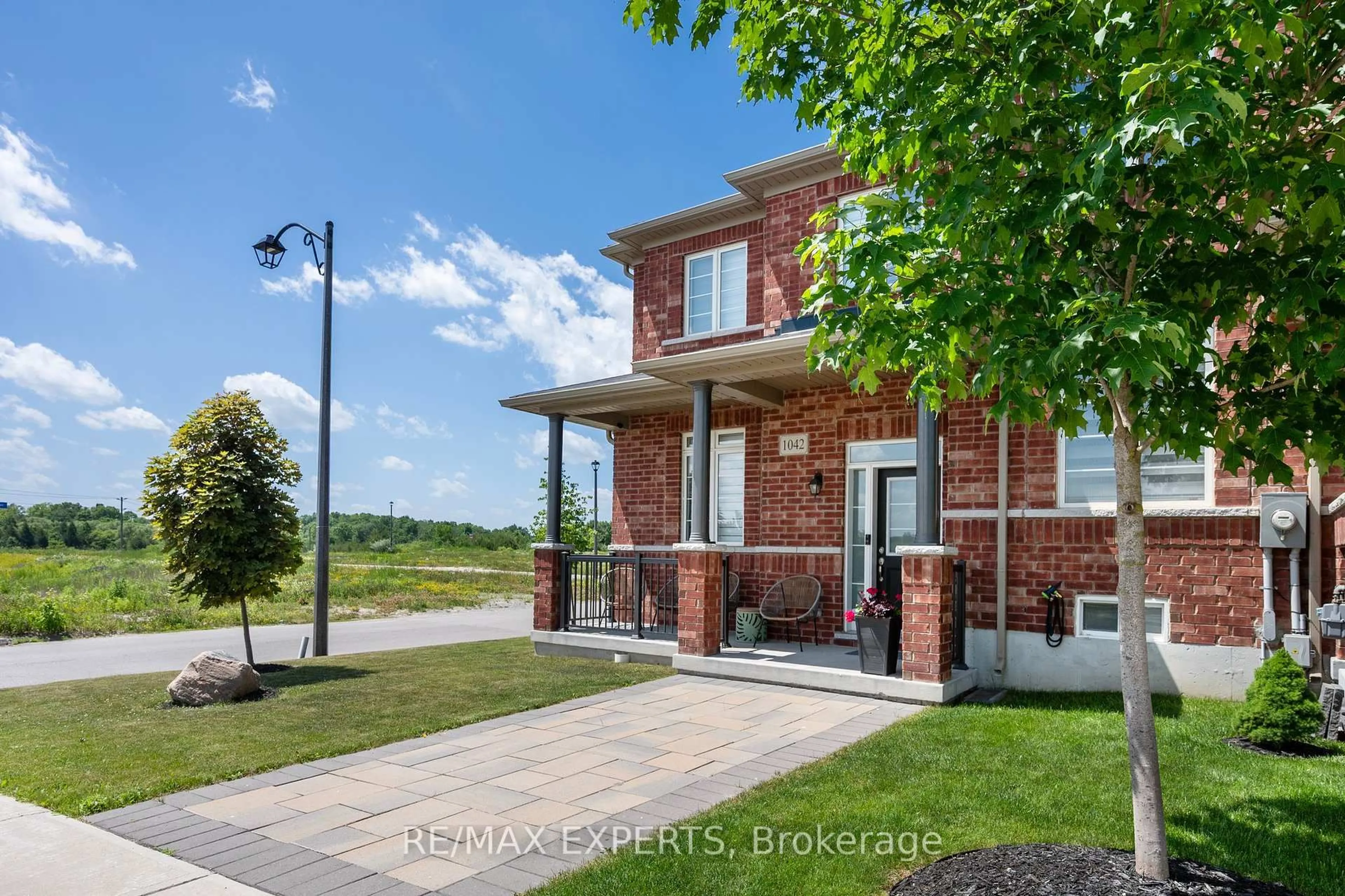 Home with brick exterior material, street for 1042 Murrell Blvd, East Gwillimbury Ontario L9N 0X8