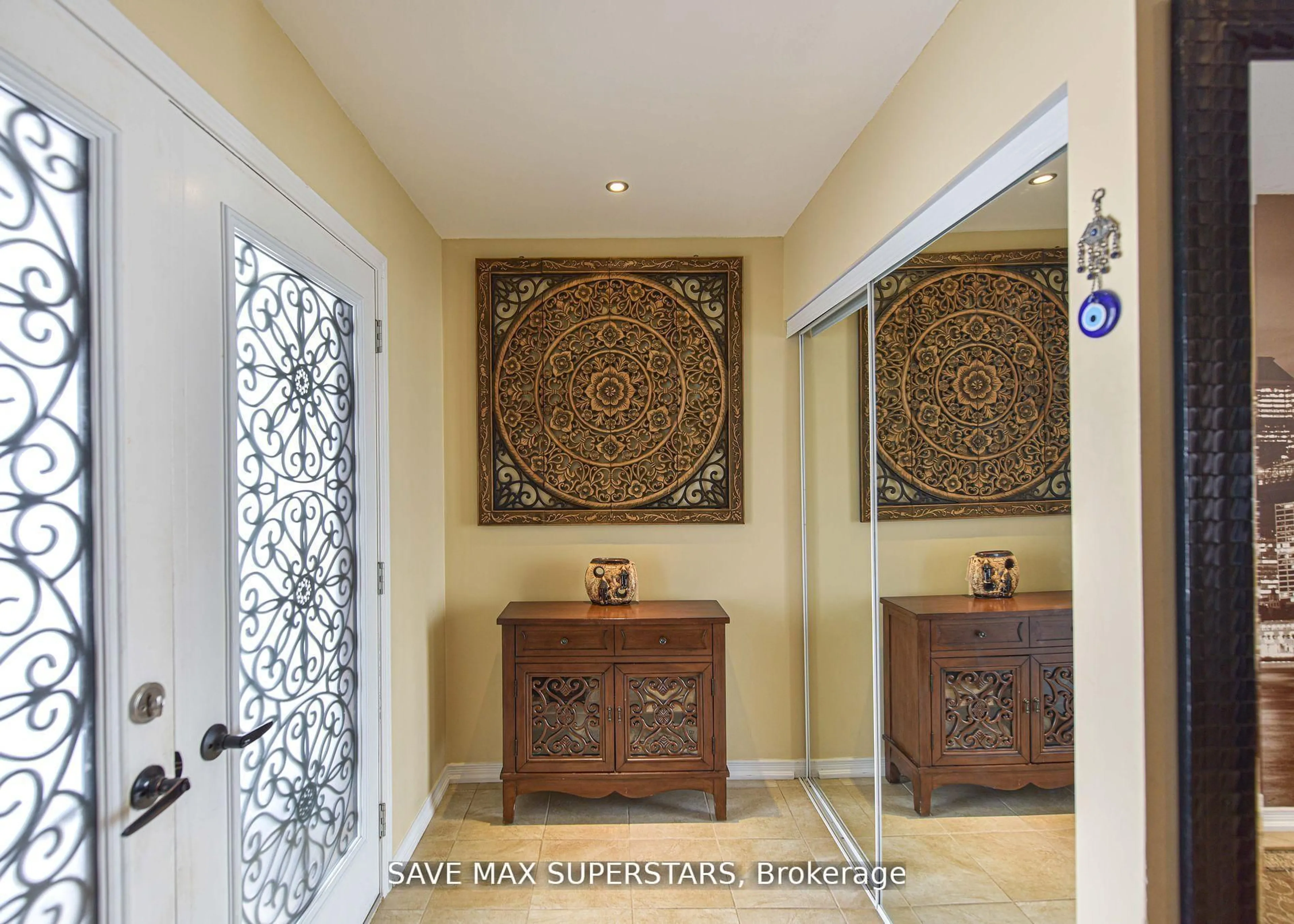 Indoor foyer for 1246 LESLIE Dr, Innisfil Ontario L9S 0G3