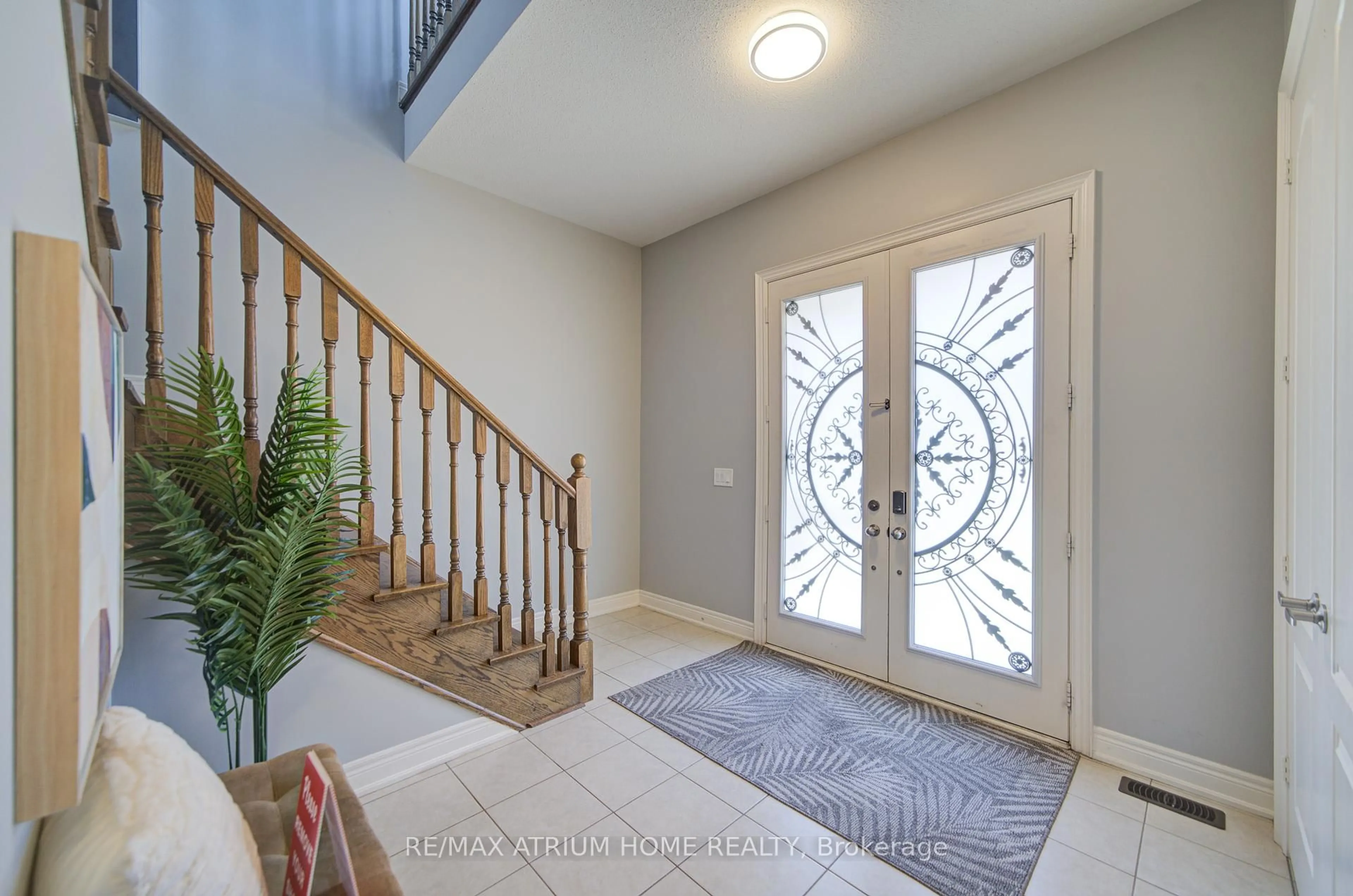 Indoor entryway for 127 Maple Ridge Cres, Markham Ontario L6E 1T9