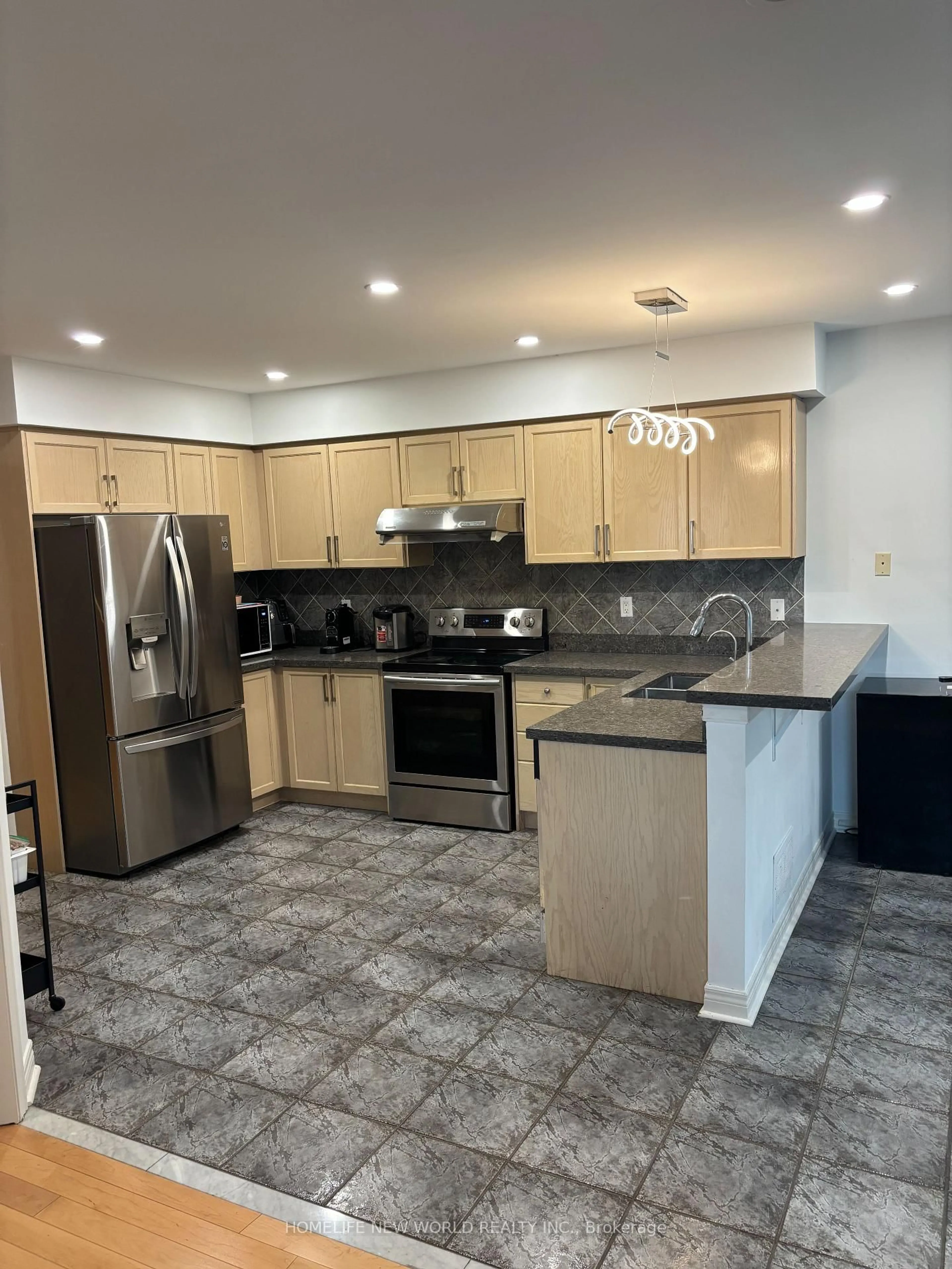Open concept kitchen, ceramic/tile floor for 28 Ludford Dr, Richmond Hill Ontario L4B 4G7