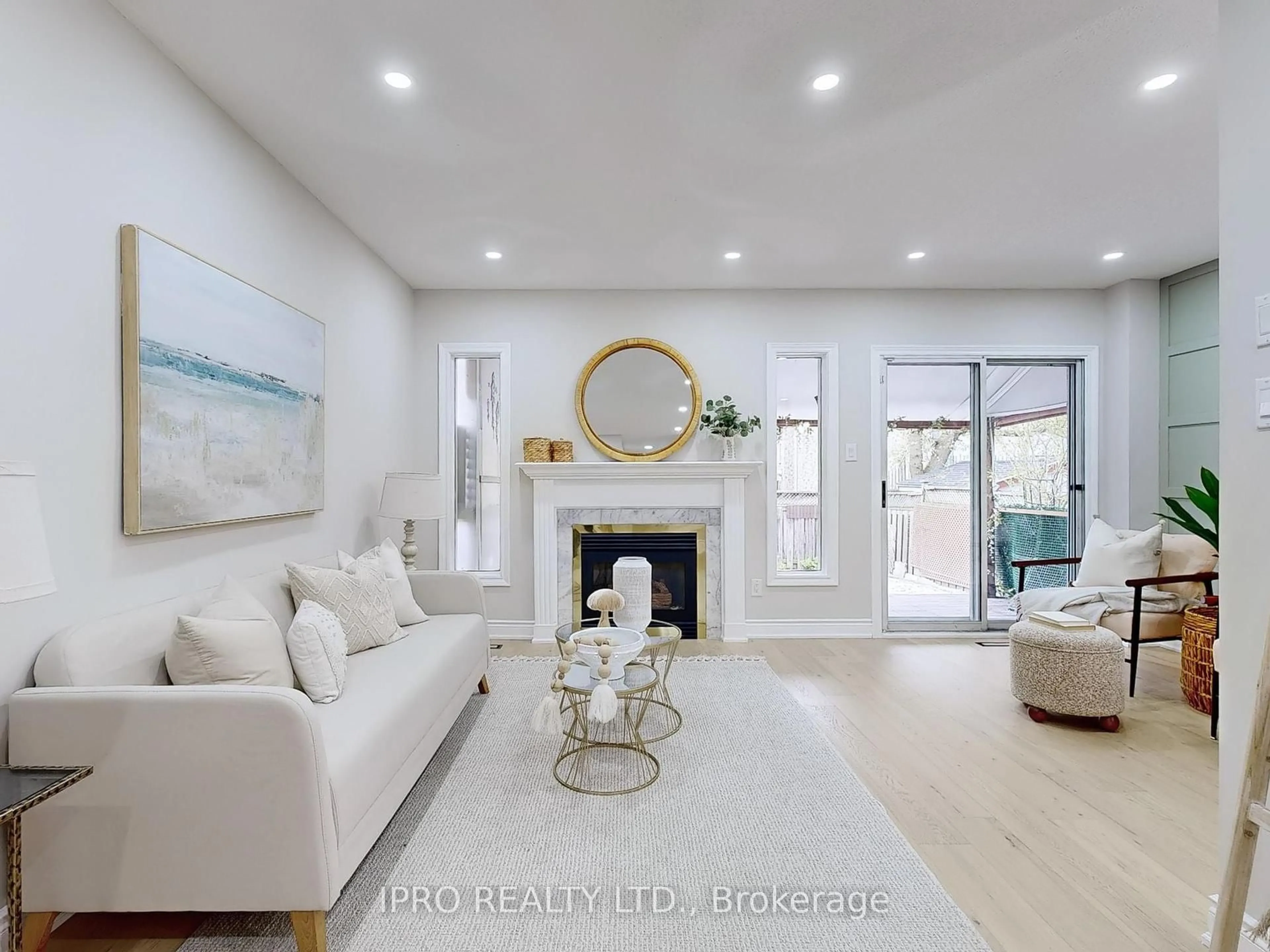 Living room with furniture, unknown for 19 Indigo St, Richmond Hill Ontario L4S 1W2