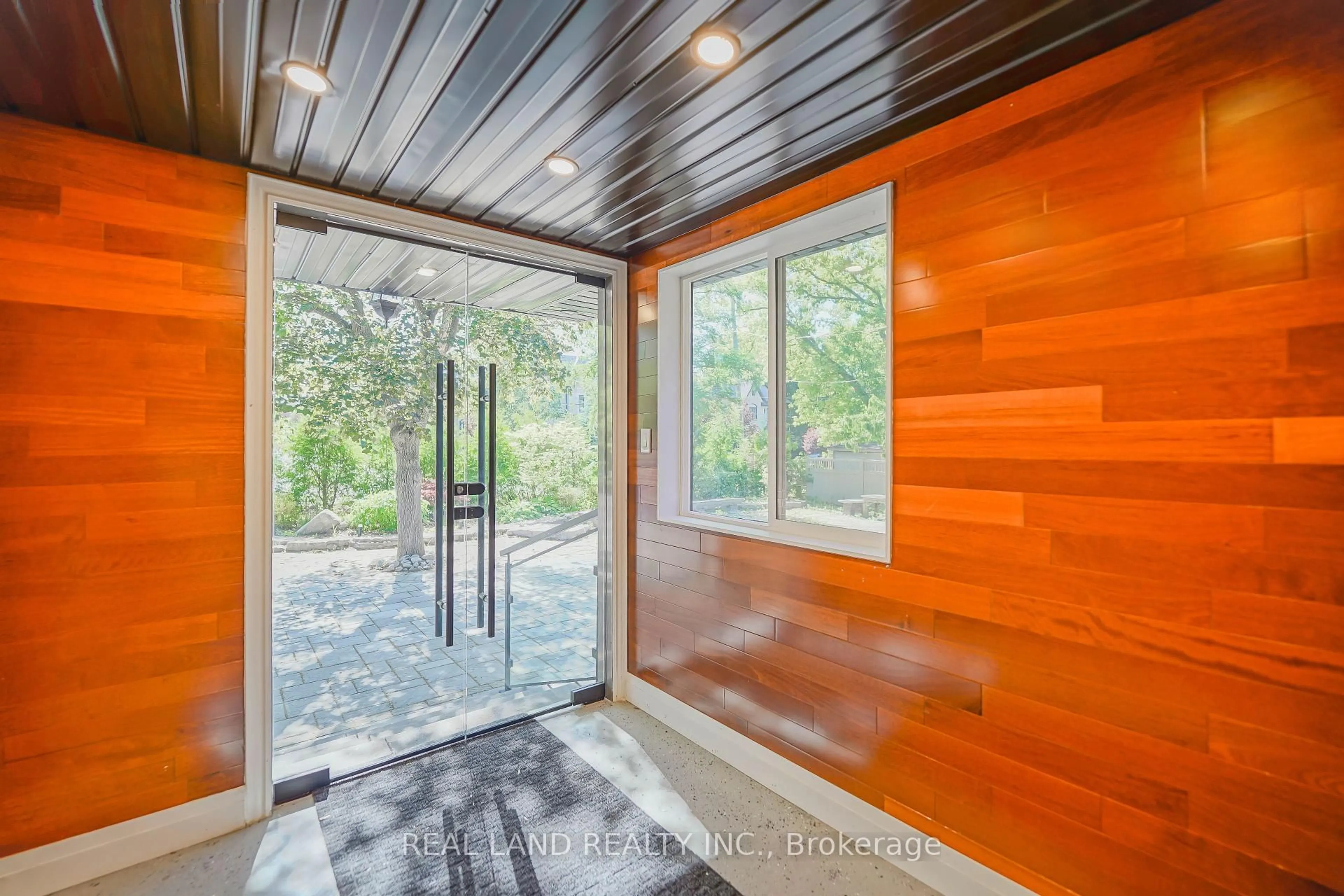 Indoor entryway for 9 Oakcrest Ave, Markham Ontario L3R 2B9