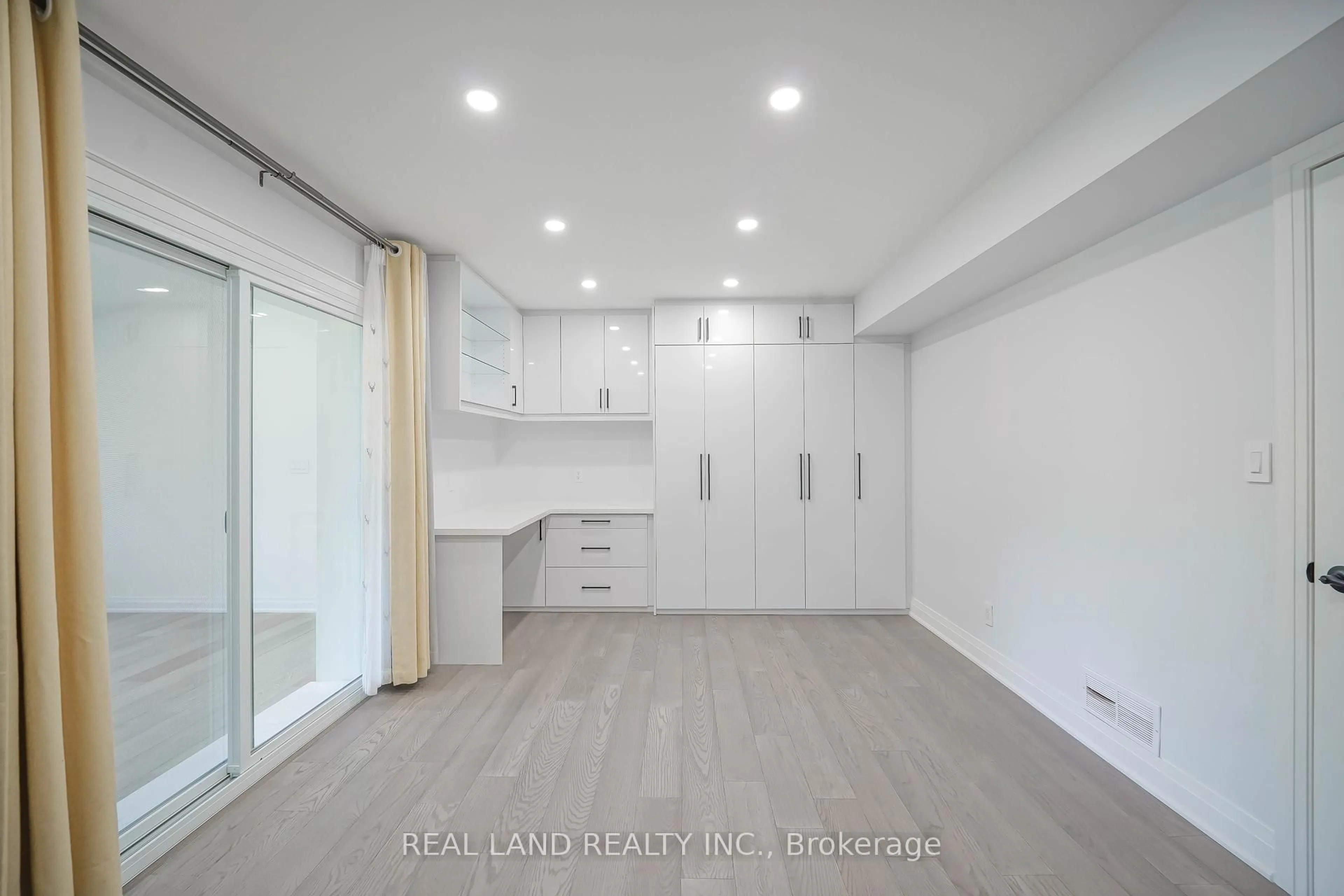 A pic of a room for 9 Oakcrest Ave, Markham Ontario L3R 2B9