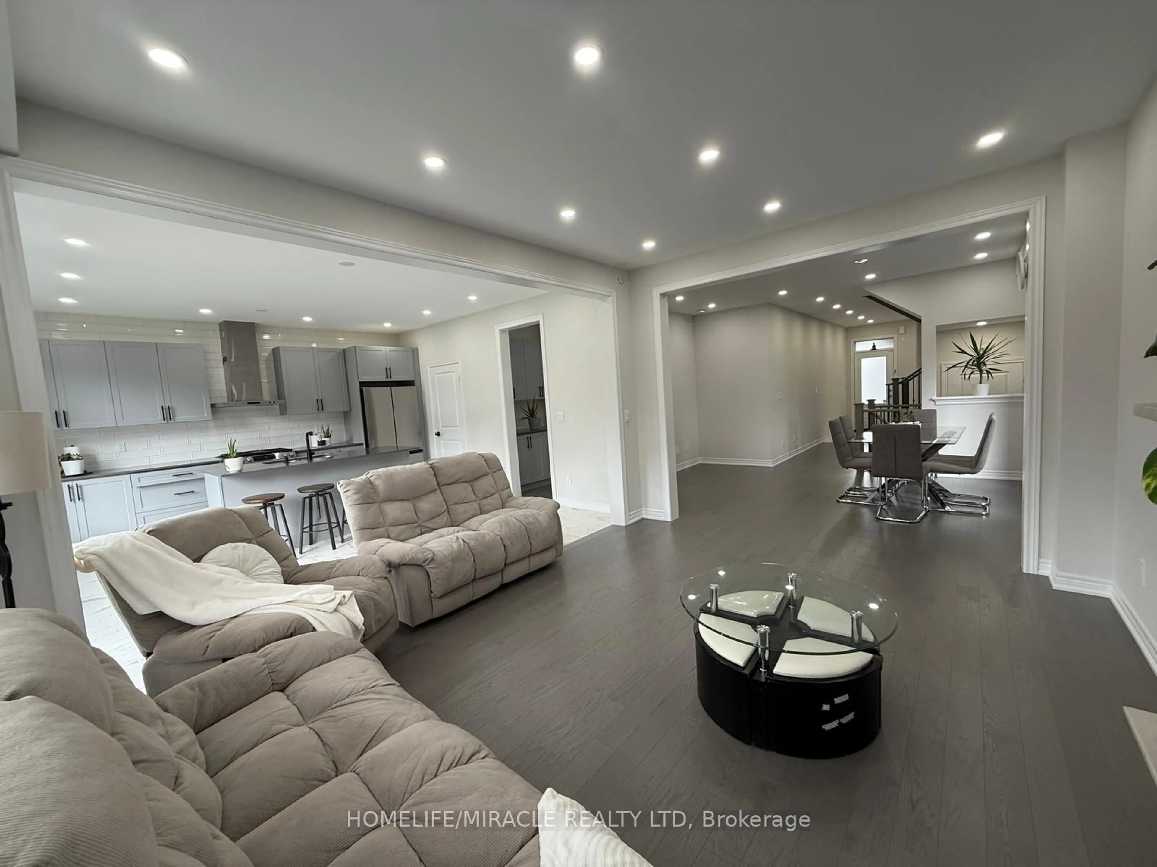 Living room with furniture, unknown for 20 Ainslie Hill Cres, Georgina Ontario L0E 1R0