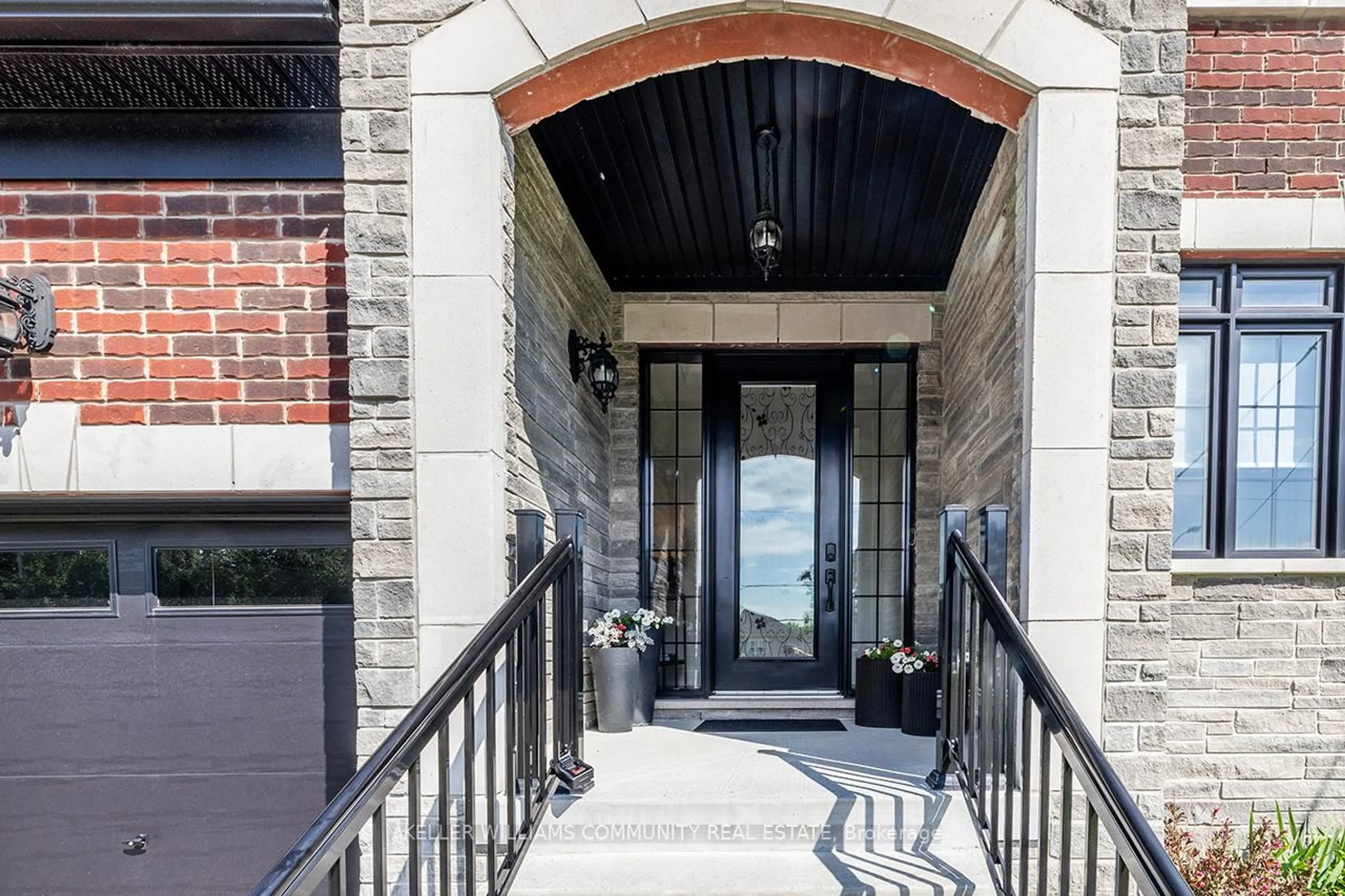 Indoor foyer for 24 Cemetery Rd, Uxbridge Ontario L9P 1R1