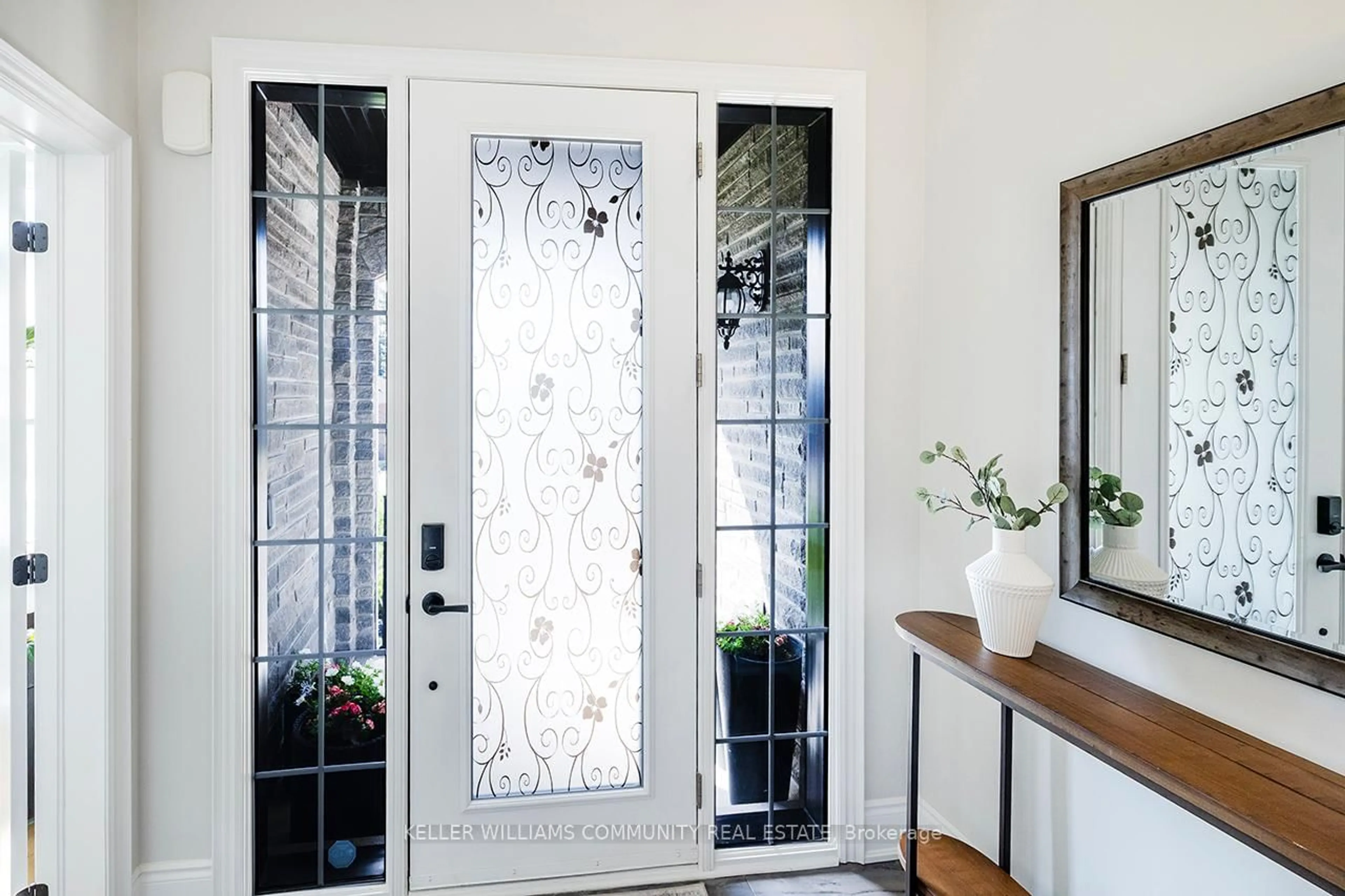 Indoor entryway for 24 Cemetery Rd, Uxbridge Ontario L9P 1R1