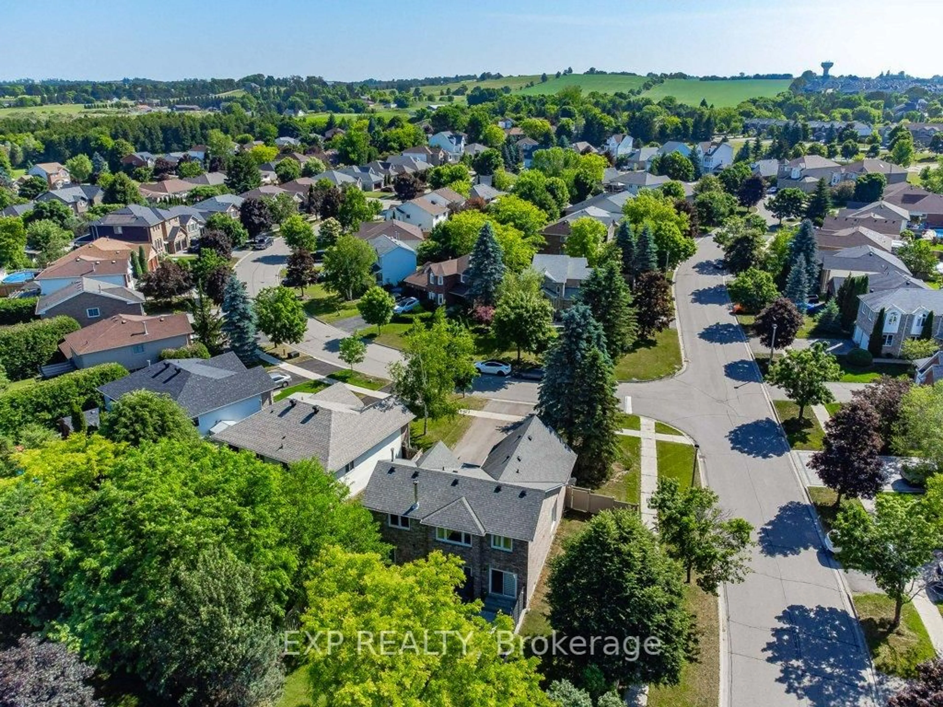 A pic from outside/outdoor area/front of a property/back of a property/a pic from drone, street for 87 Royal Amber Cres, East Gwillimbury Ontario L0G 1M0