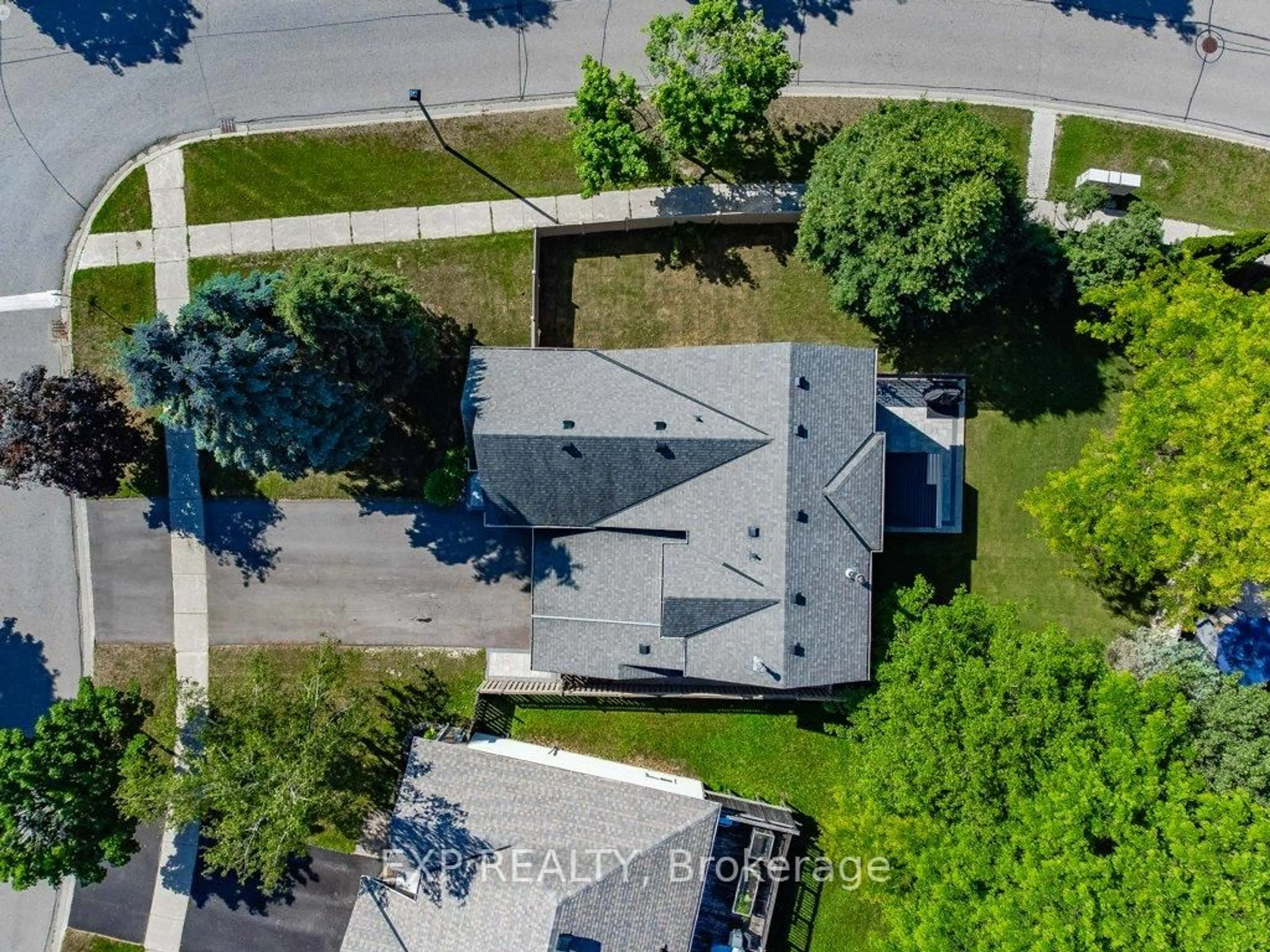 A pic from outside/outdoor area/front of a property/back of a property/a pic from drone, street for 87 Royal Amber Cres, East Gwillimbury Ontario L0G 1M0