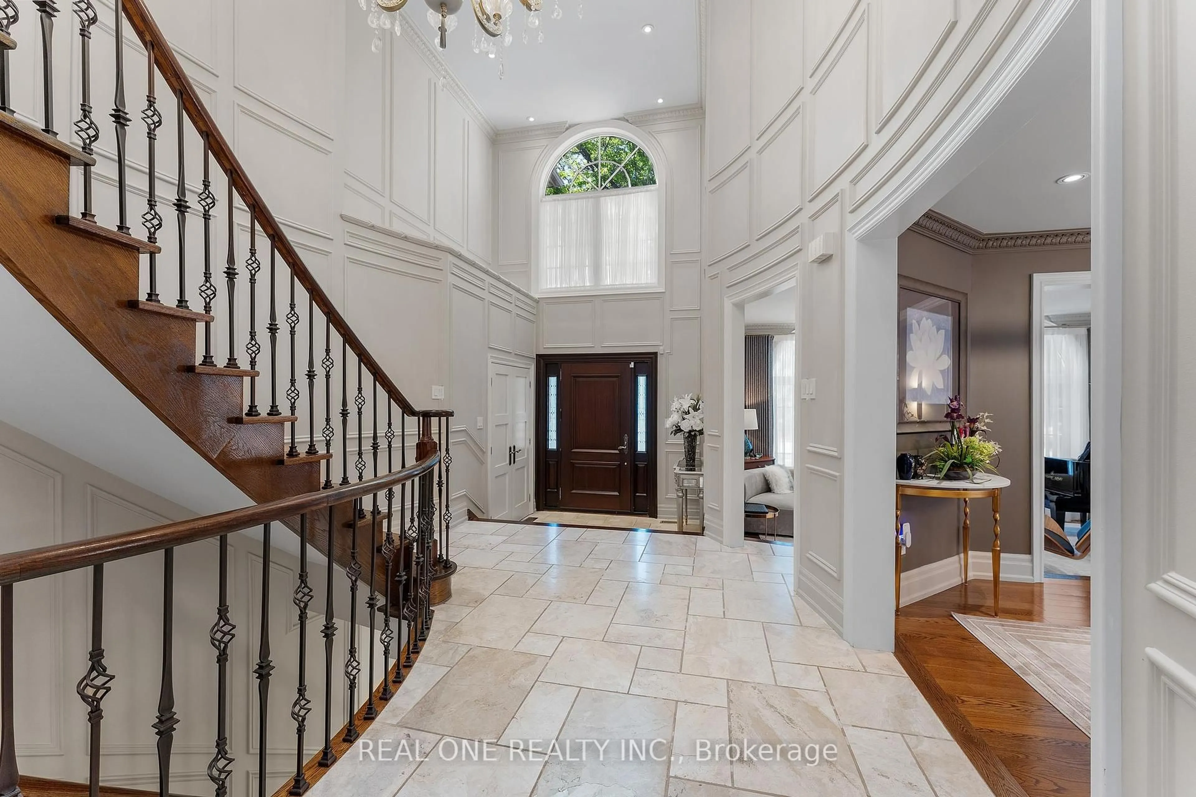 Indoor foyer for 111 Cartwright Blvd, Vaughan Ontario L4L 8J8
