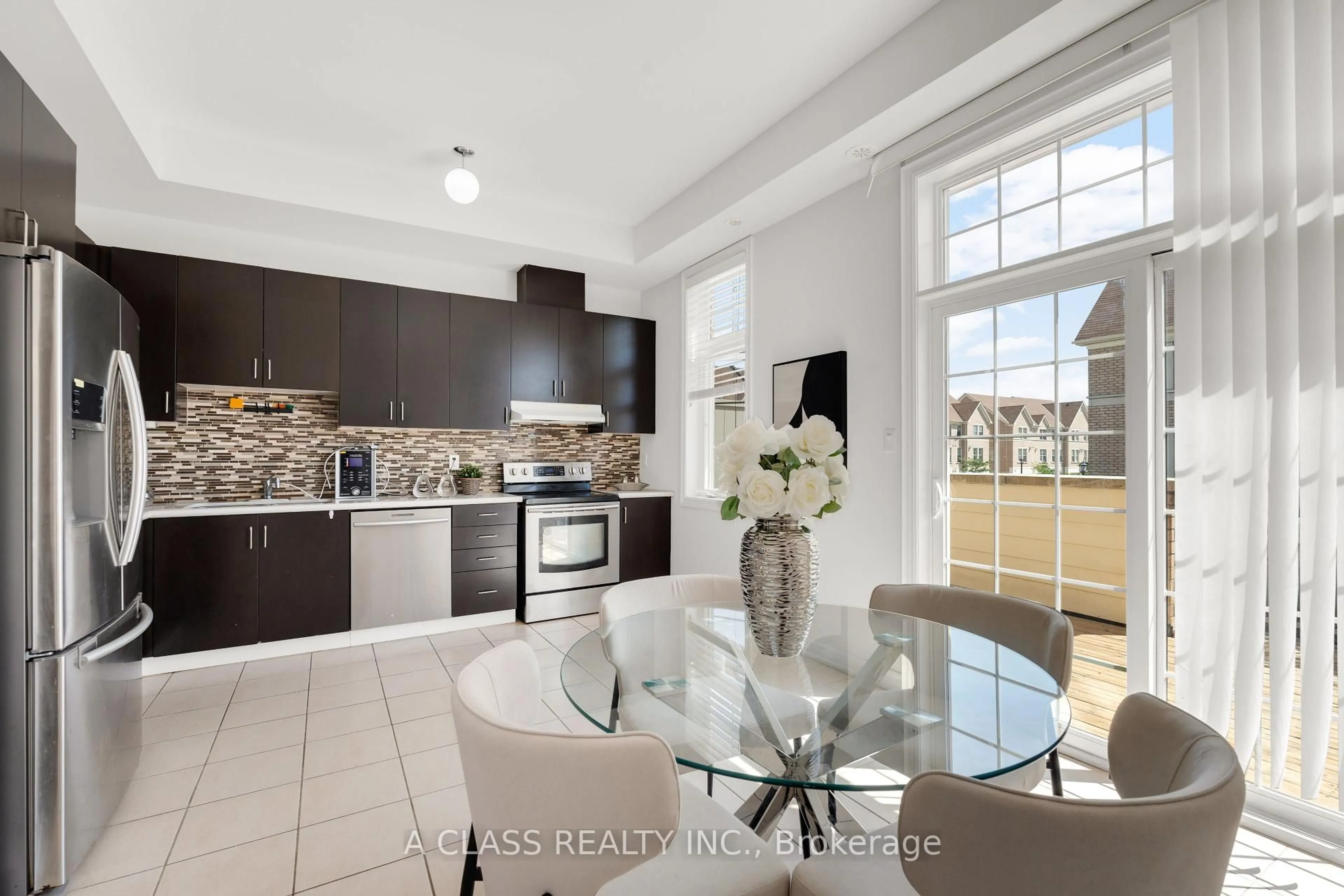 Open concept kitchen, ceramic/tile floor for 10397 Woodbine Ave, Markham Ontario L6C 0N9