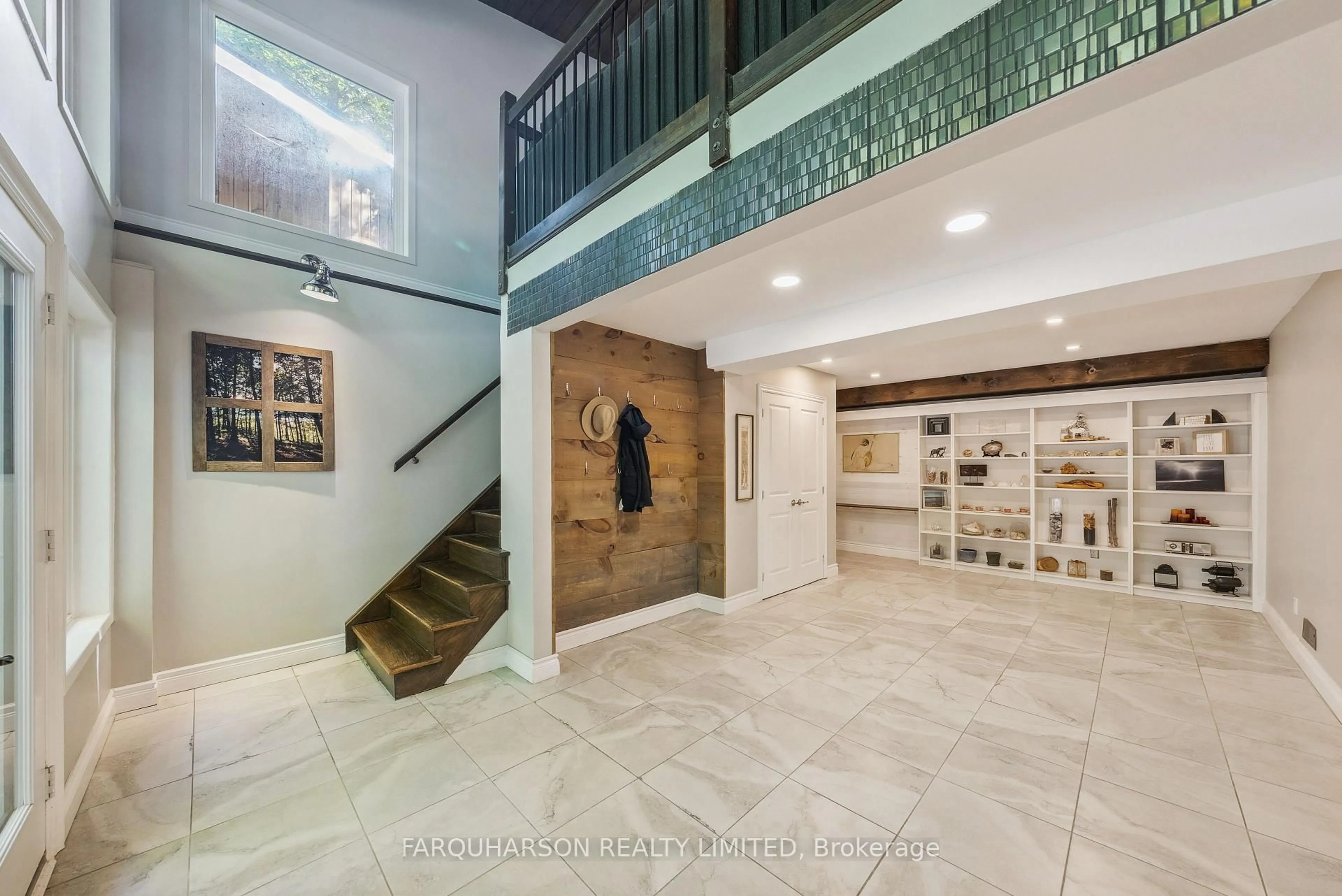 Indoor foyer for 5889 Concession 2 Rd, Uxbridge Ontario L4A 7X4