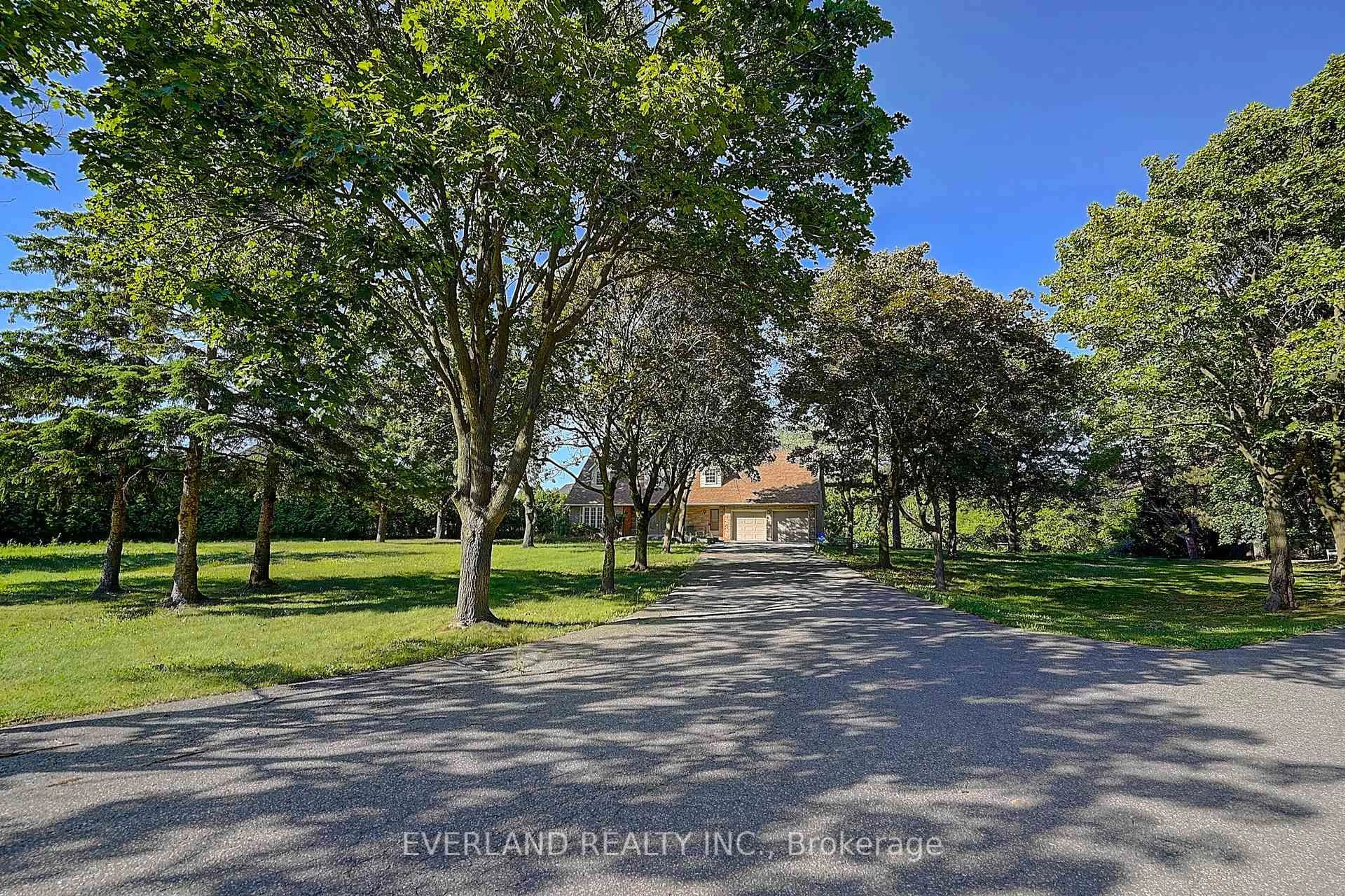 A pic from outside/outdoor area/front of a property/back of a property/a pic from drone, street for 99 Burndean Crt, Richmond Hill Ontario L4C 9W5