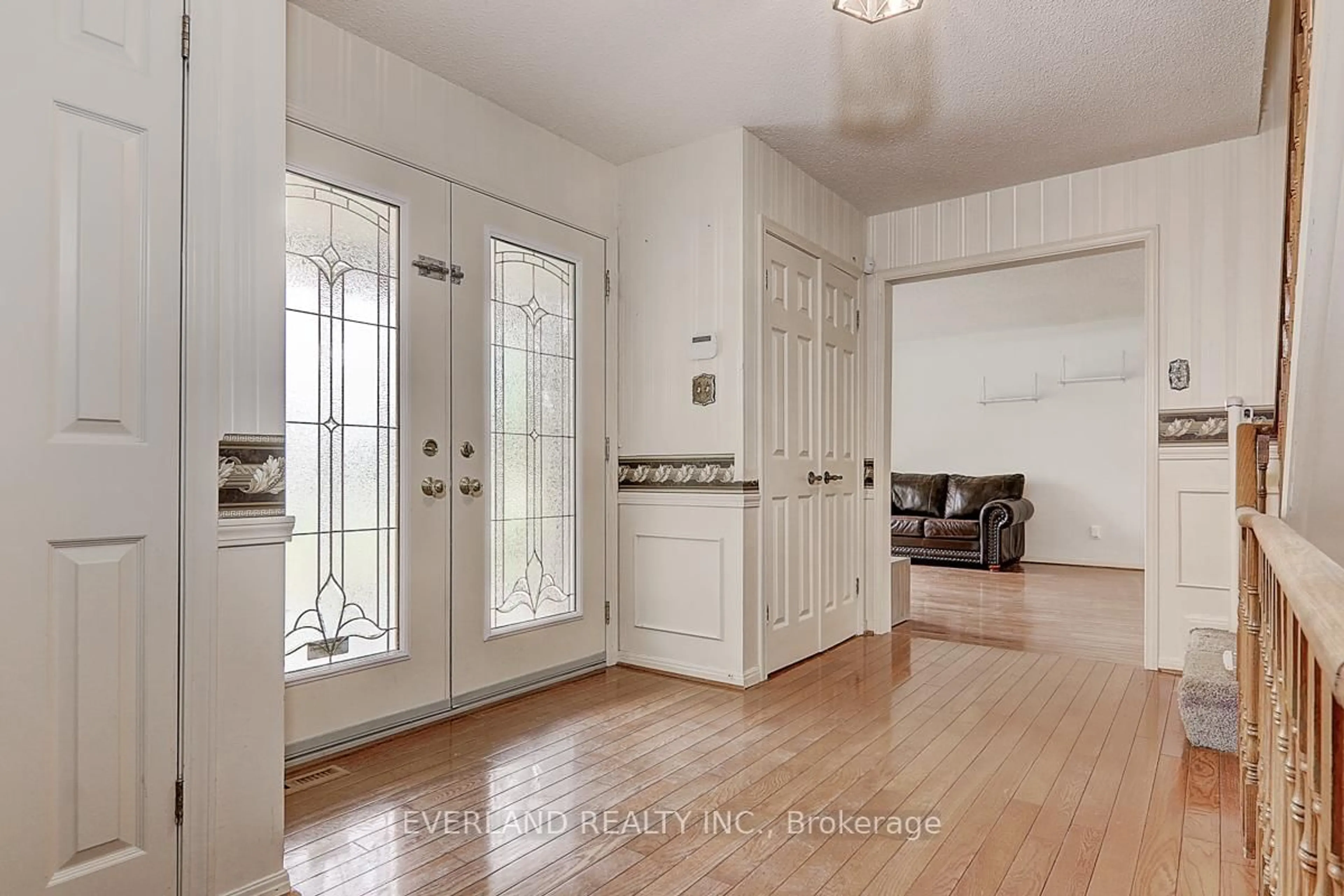 Indoor entryway for 99 Burndean Crt, Richmond Hill Ontario L4C 9W5