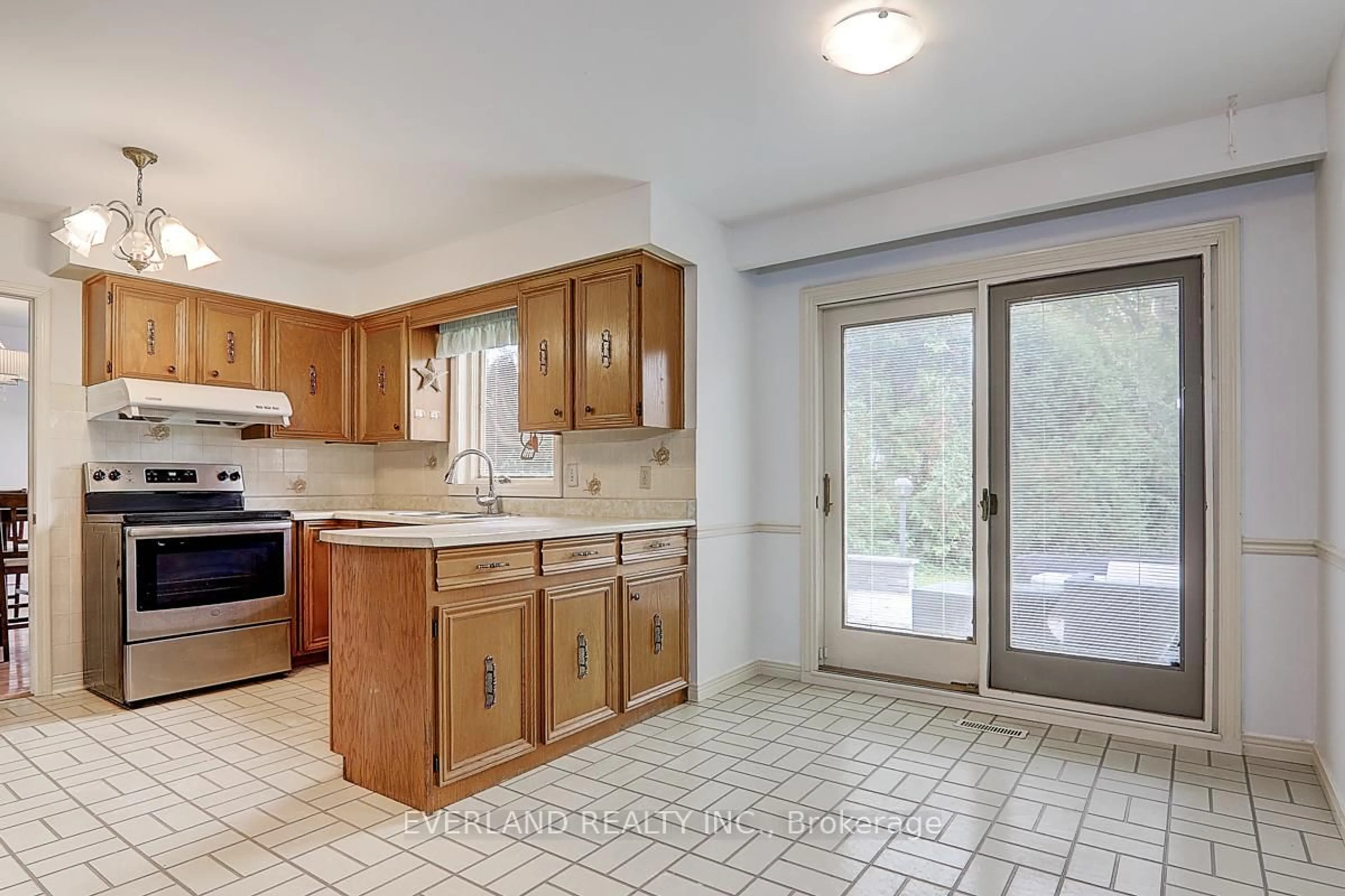 Open concept kitchen, ceramic/tile floor for 99 Burndean Crt, Richmond Hill Ontario L4C 9W5