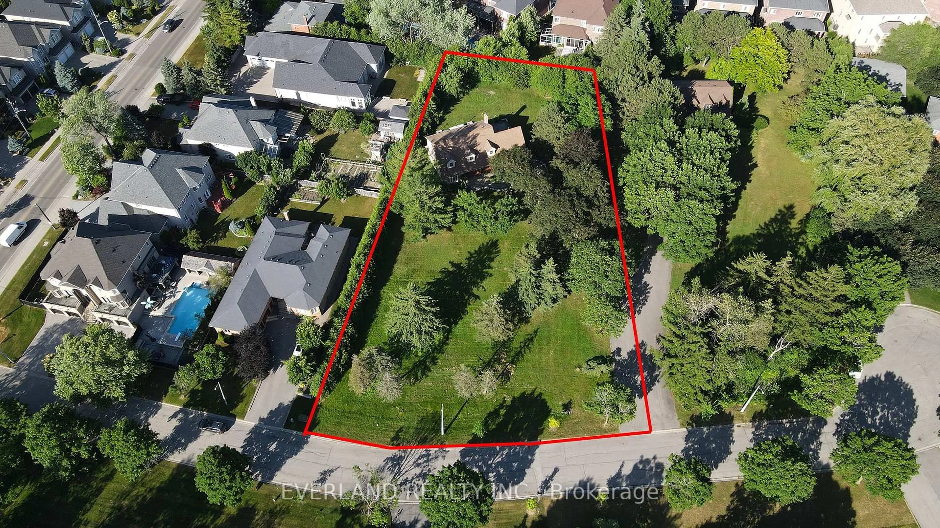 A pic from outside/outdoor area/front of a property/back of a property/a pic from drone, street for 99 Burndean Crt, Richmond Hill Ontario L4C 9W5