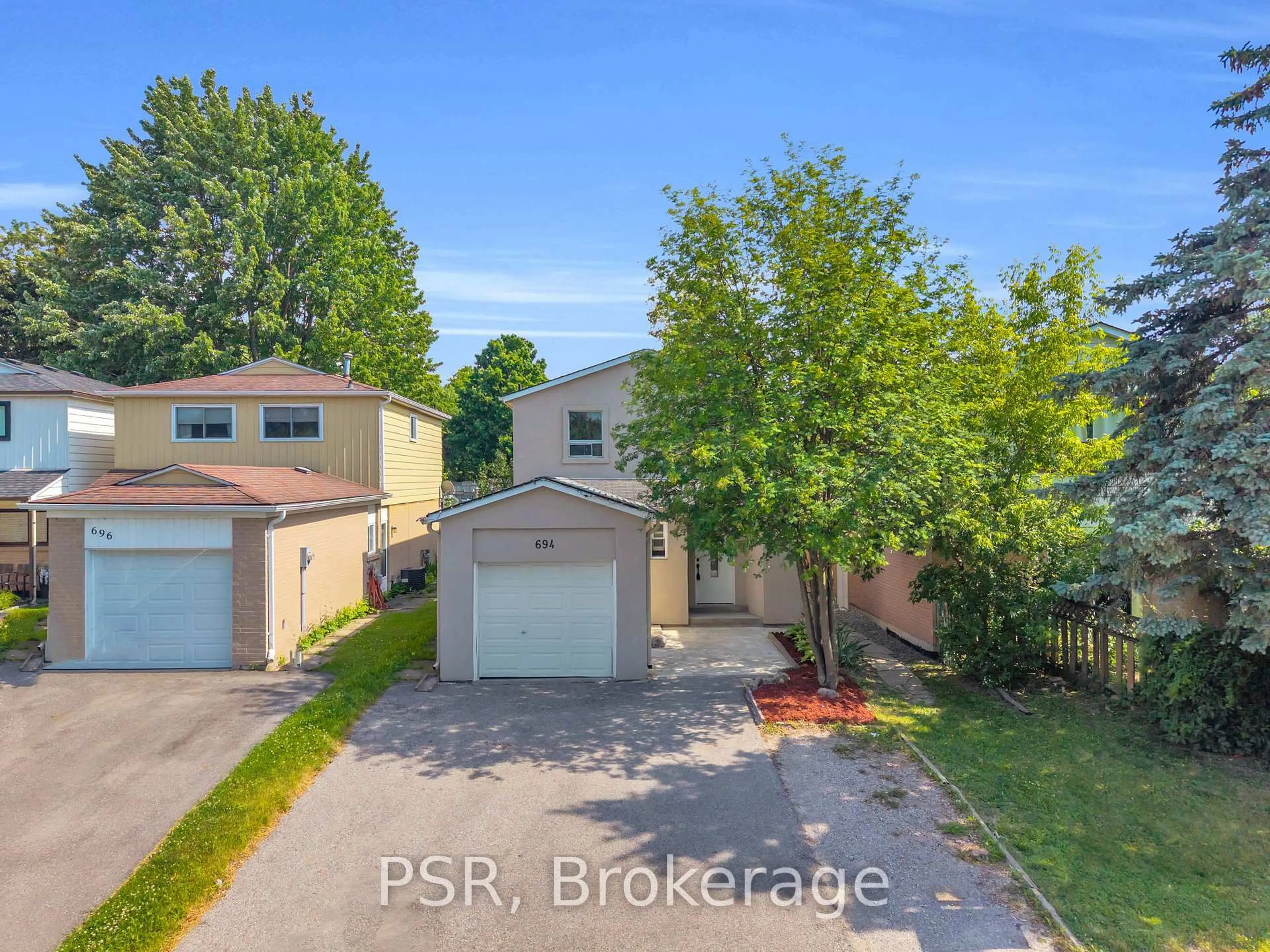 A pic from outside/outdoor area/front of a property/back of a property/a pic from drone, street for 694 Beman Dr, Newmarket Ontario L3Y 4Z2