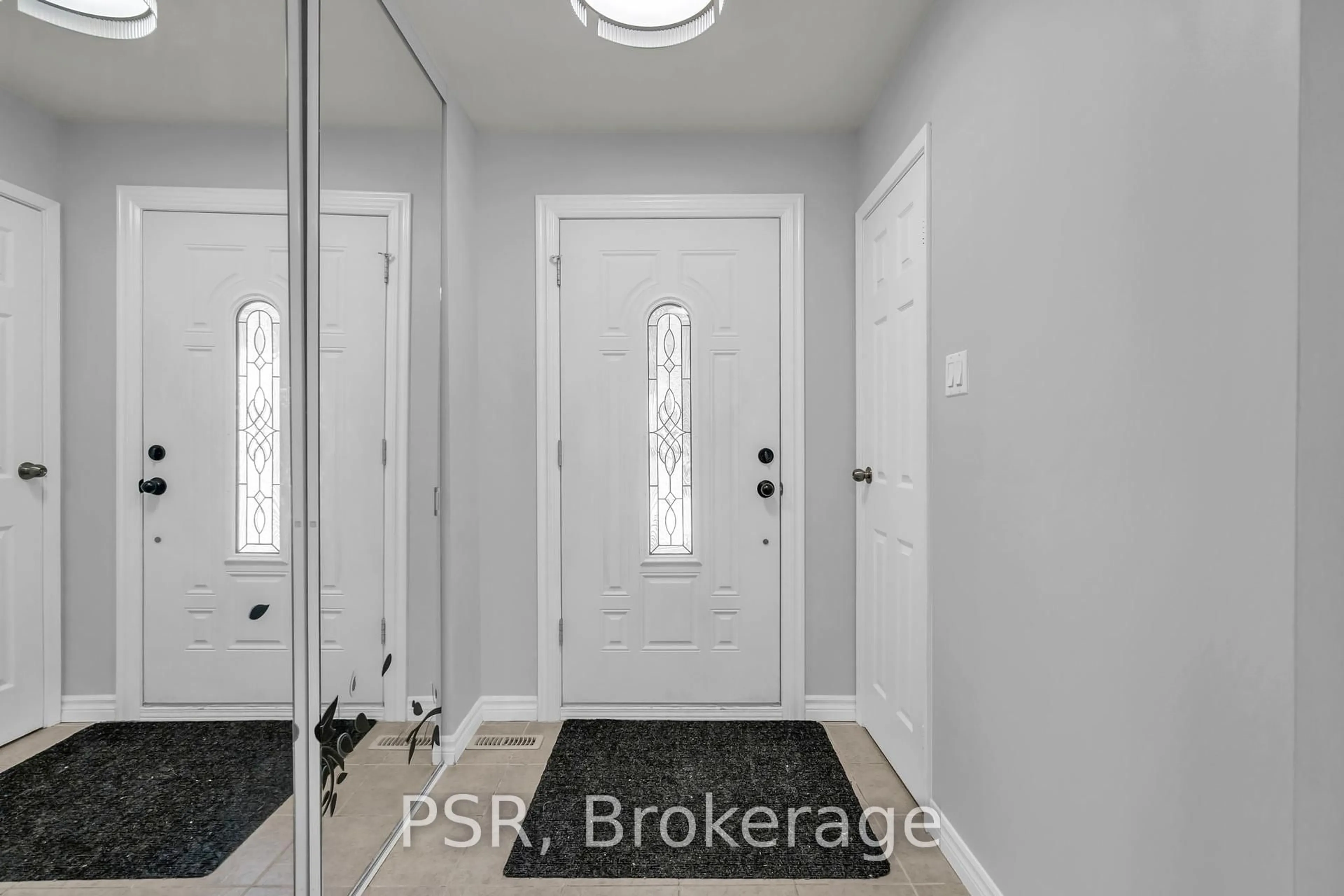 Indoor entryway for 694 Beman Dr, Newmarket Ontario L3Y 4Z2