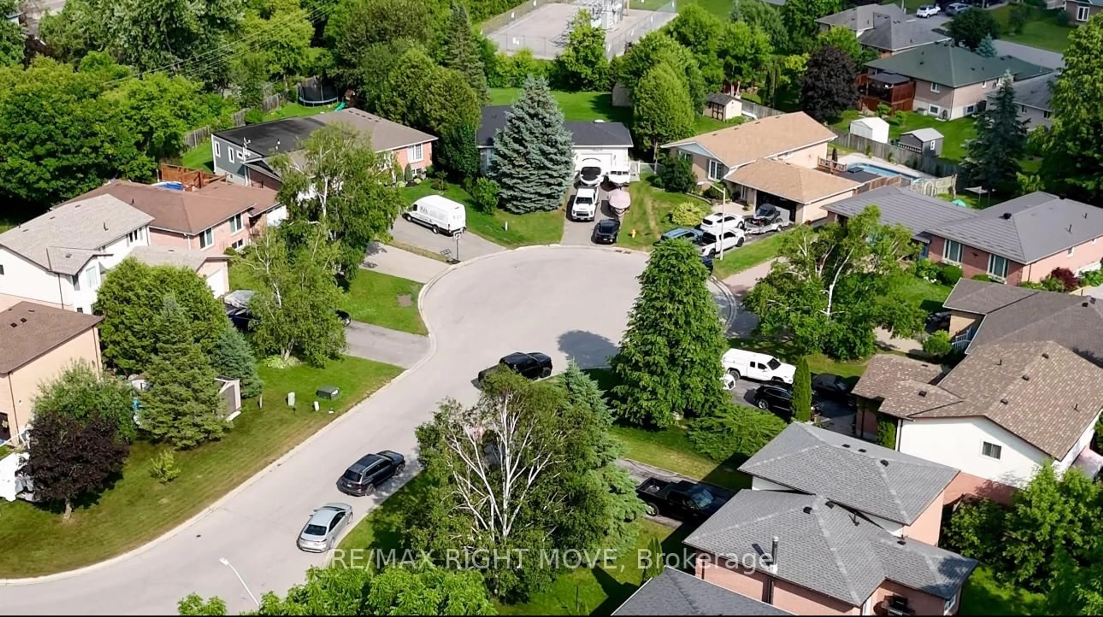 A pic from outside/outdoor area/front of a property/back of a property/a pic from drone, street for 12 Hawkins St, Georgina Ontario L0E 1R0